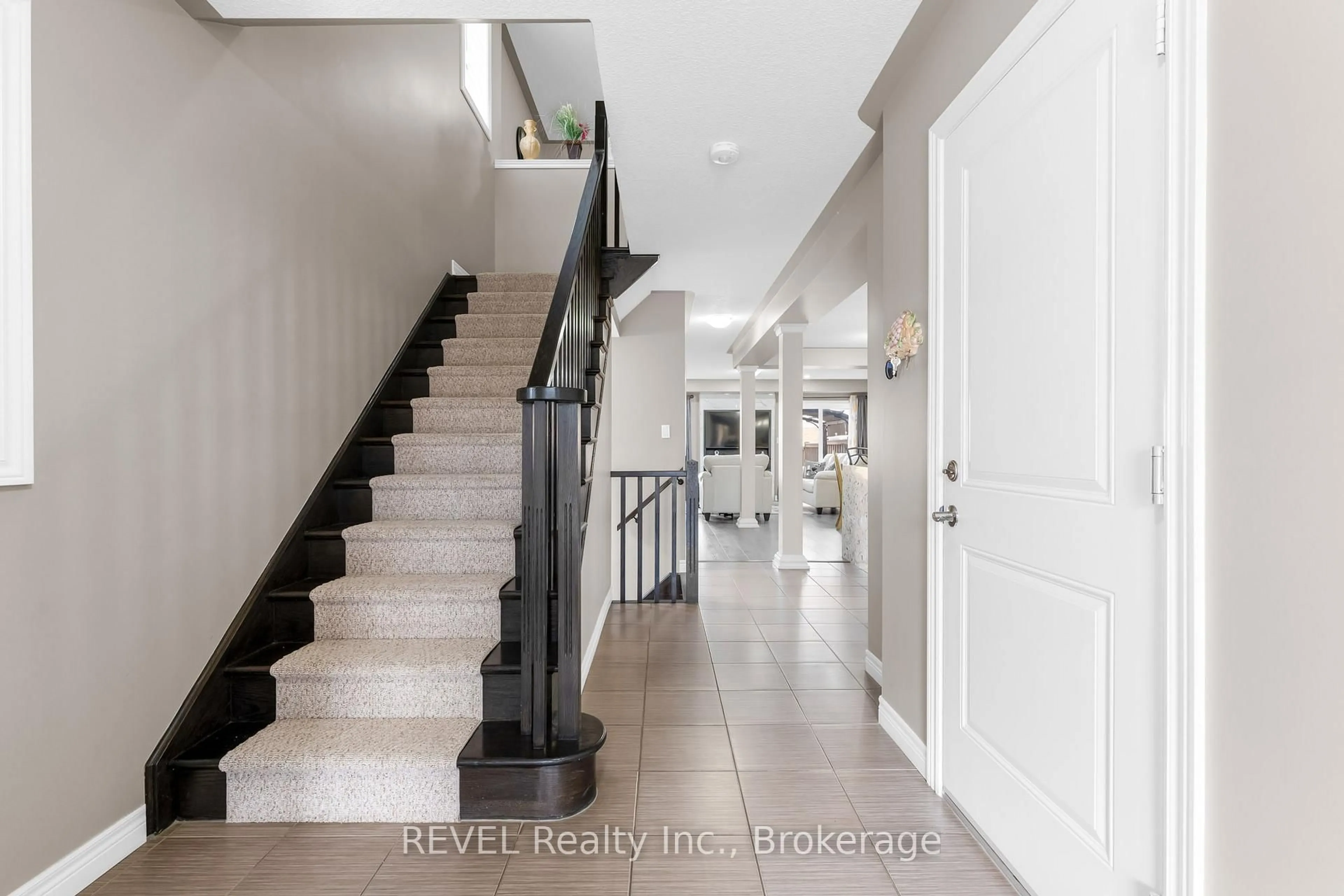 Indoor entryway for 102 Cittadella Blvd, Hamilton Ontario L8J 3H5