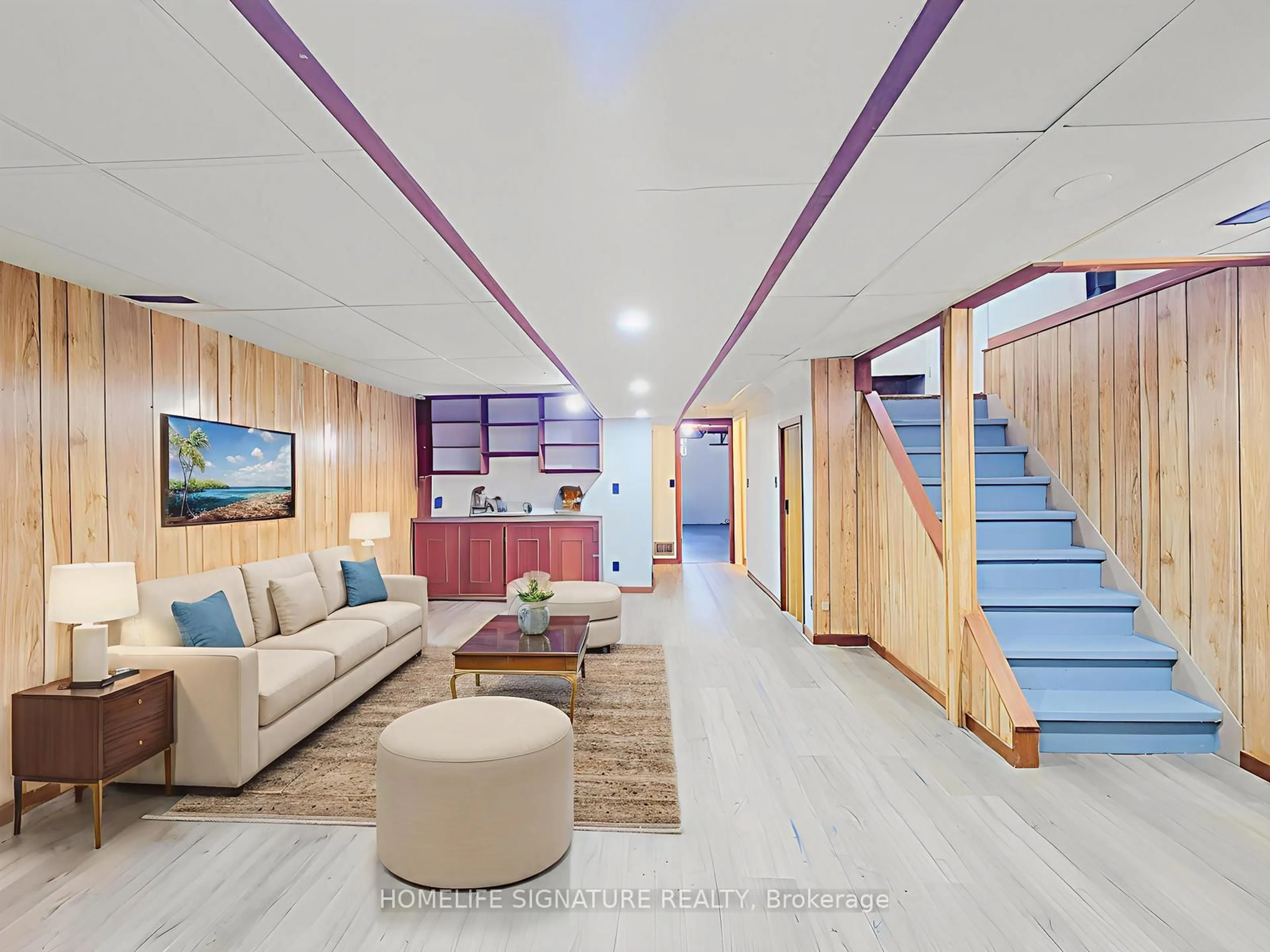 Indoor foyer for 443 Vine St, St. Catharines Ontario L2M 3S6