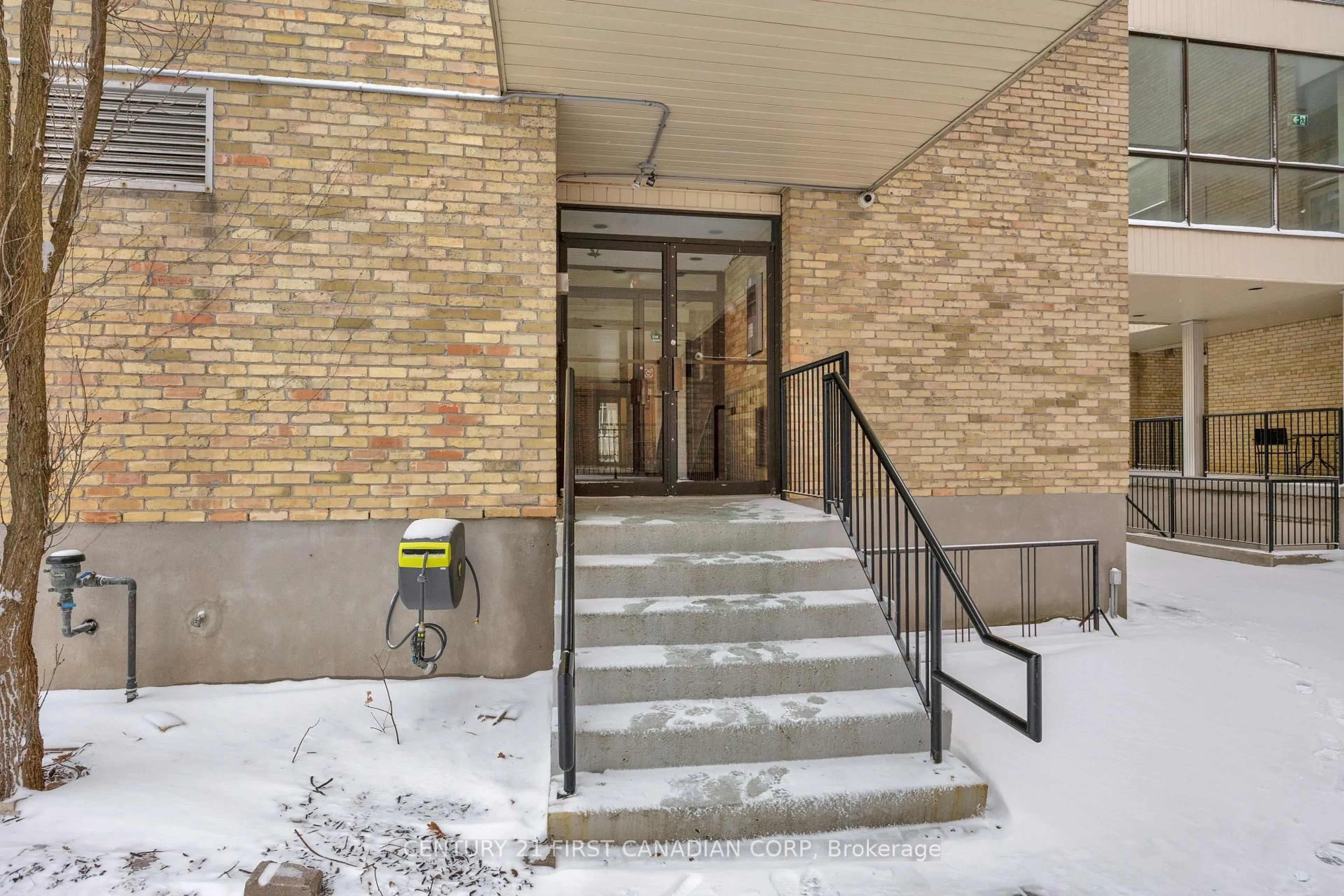 Indoor foyer for 275 QUEENS Ave #202, London East Ontario N6B 1X2
