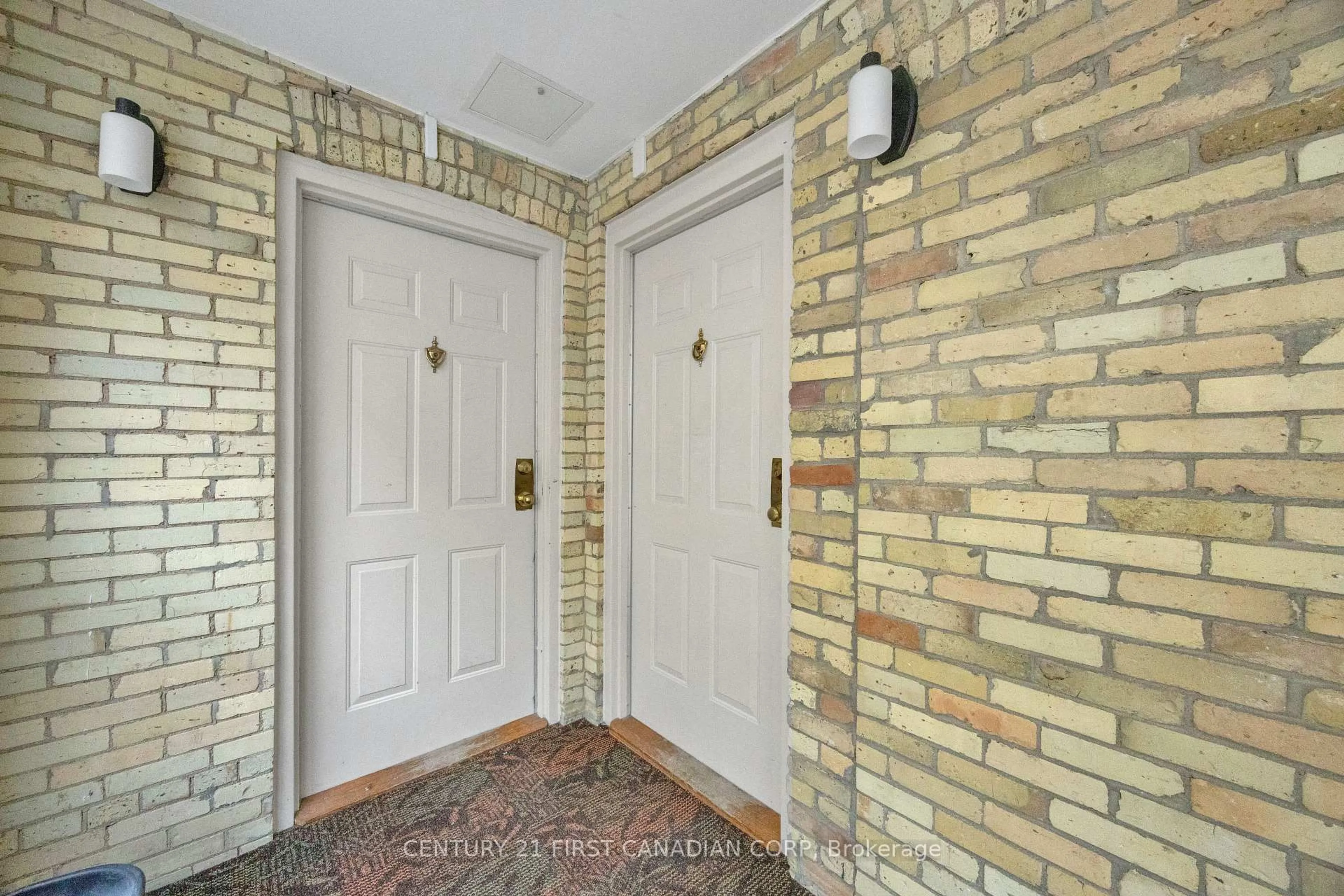 Indoor entryway for 275 QUEENS Ave #202, London East Ontario N6B 1X2