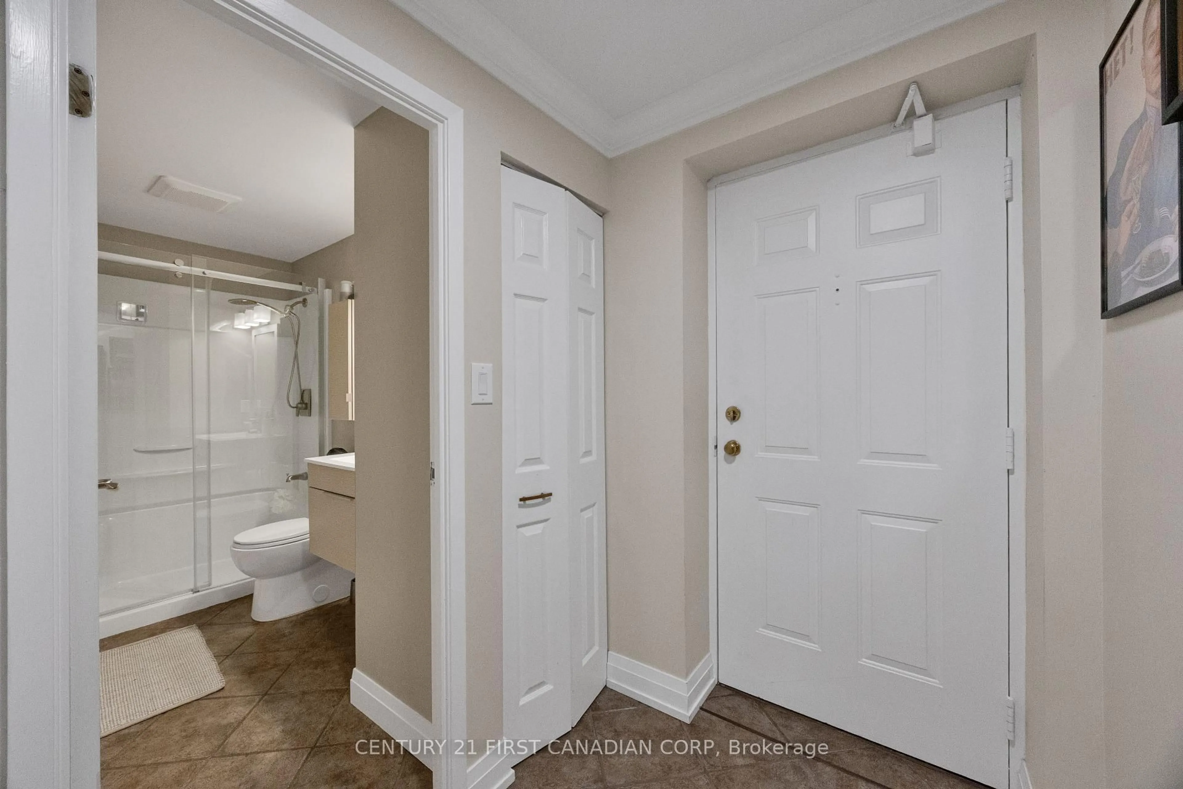 Indoor entryway for 275 QUEENS Ave #202, London East Ontario N6B 1X2