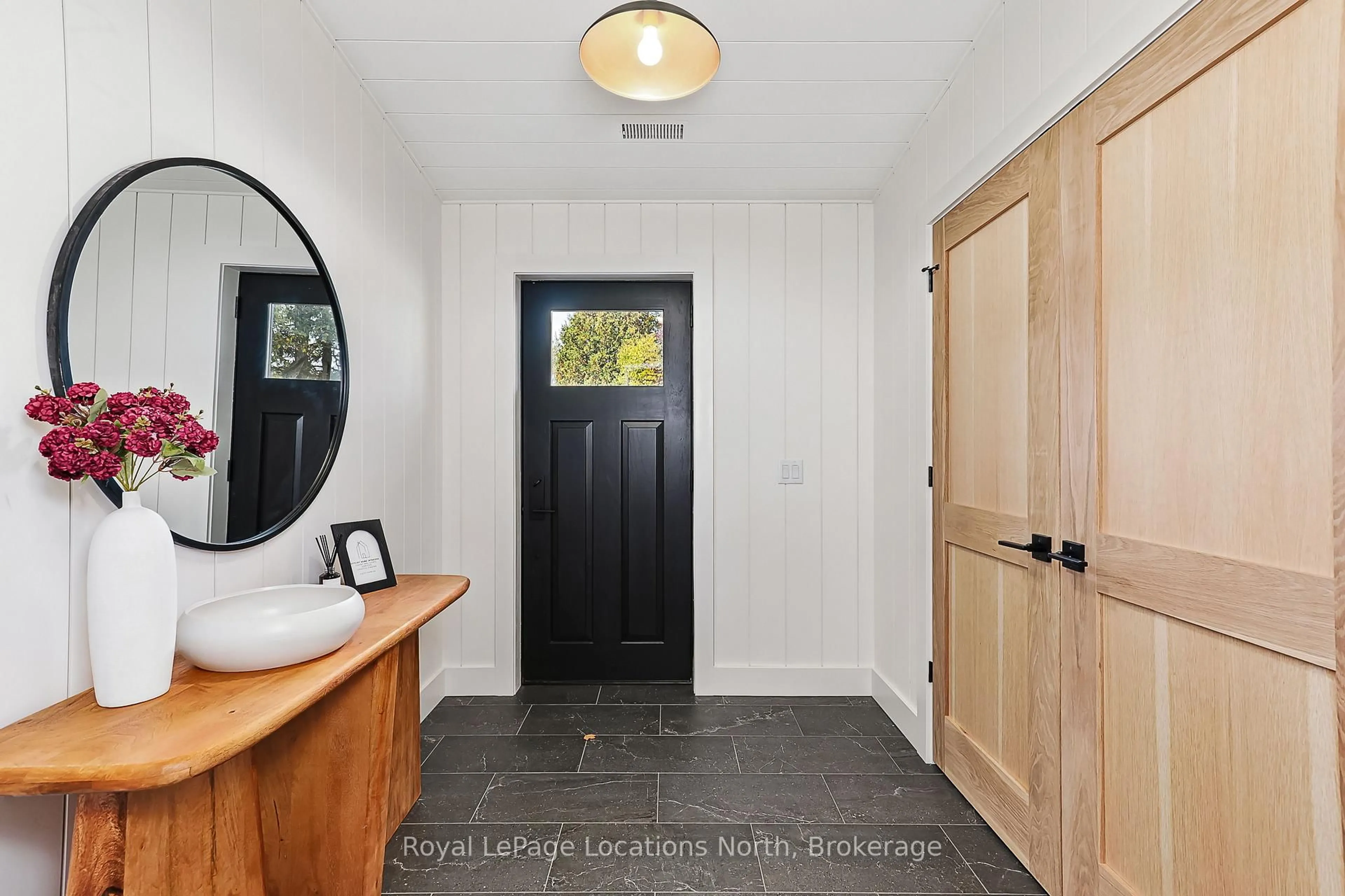 Indoor entryway for 635019 Pretty River Rd, Blue Mountains Ontario L0M 1P0