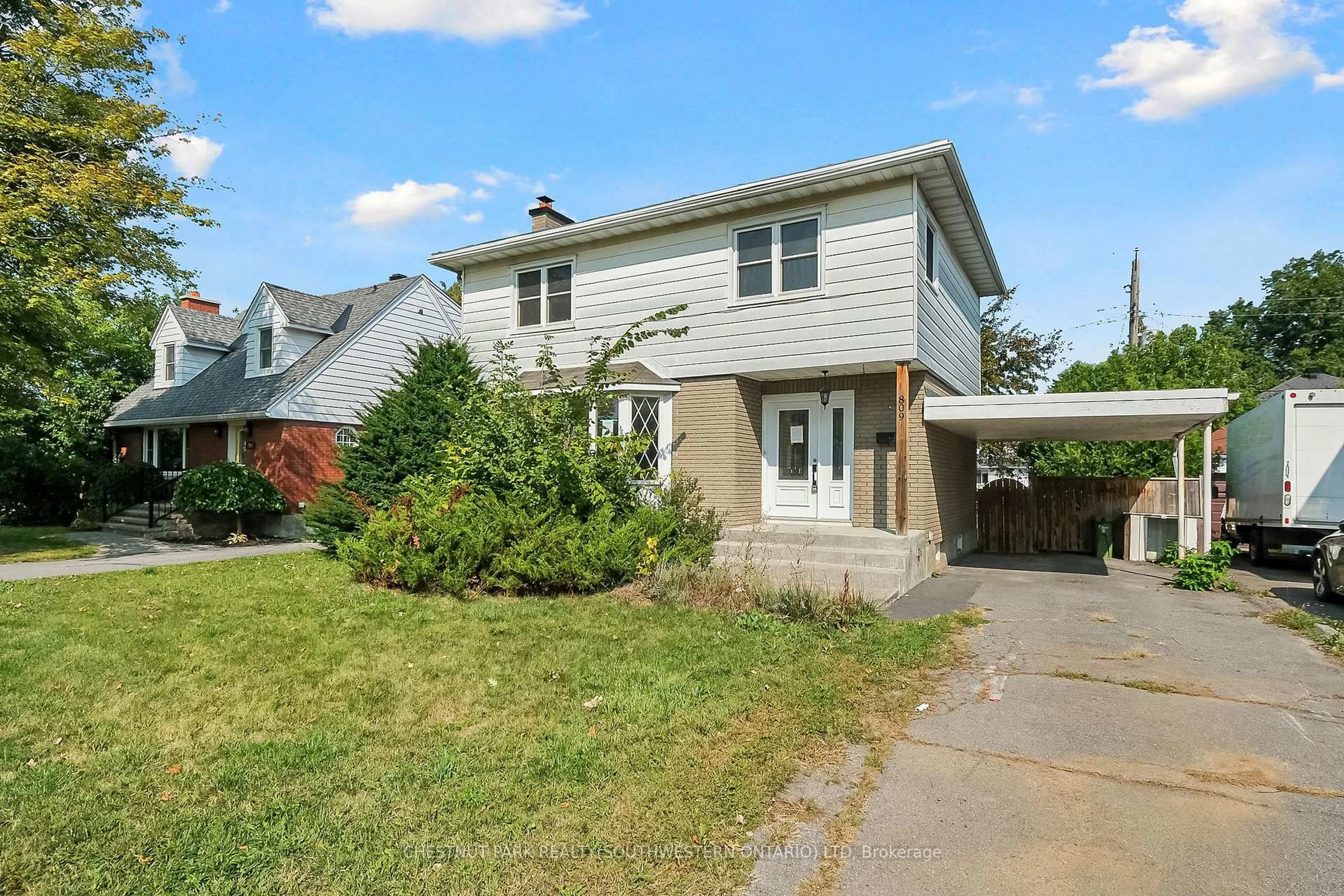 Home with vinyl exterior material, street for 809 Smyth Rd, Ottawa Ontario K1G 1P2