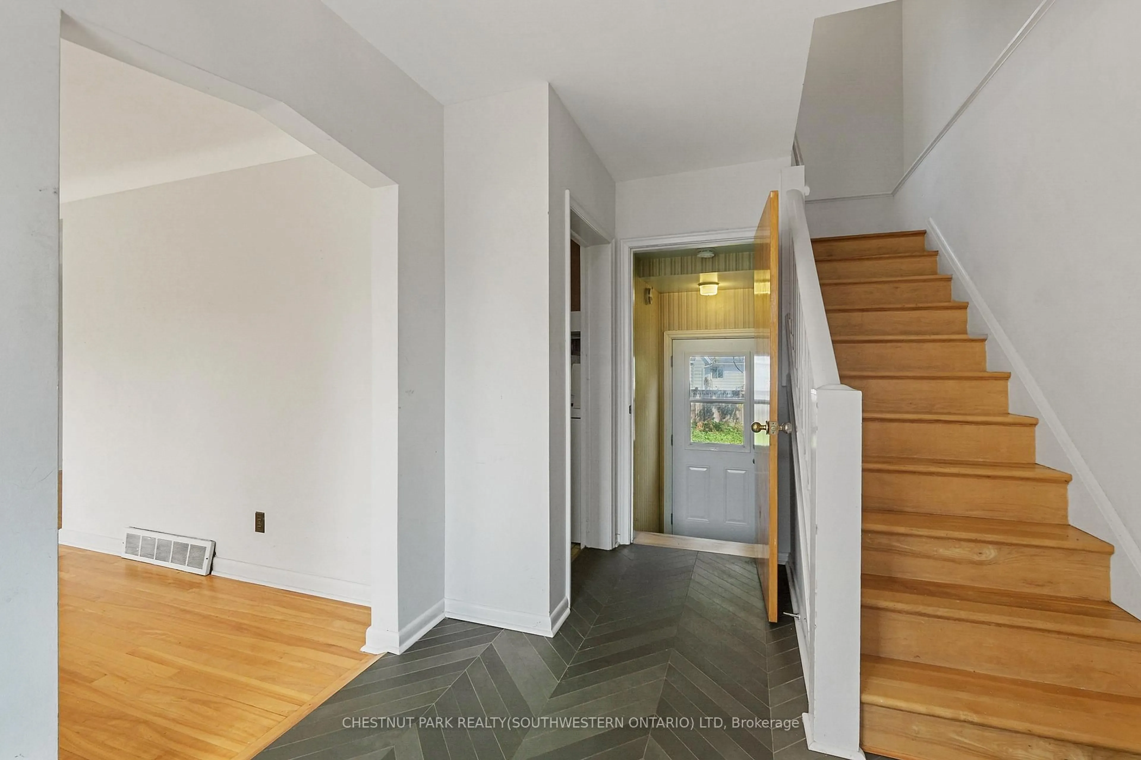 Indoor entryway for 809 Smyth Rd, Ottawa Ontario K1G 1P2
