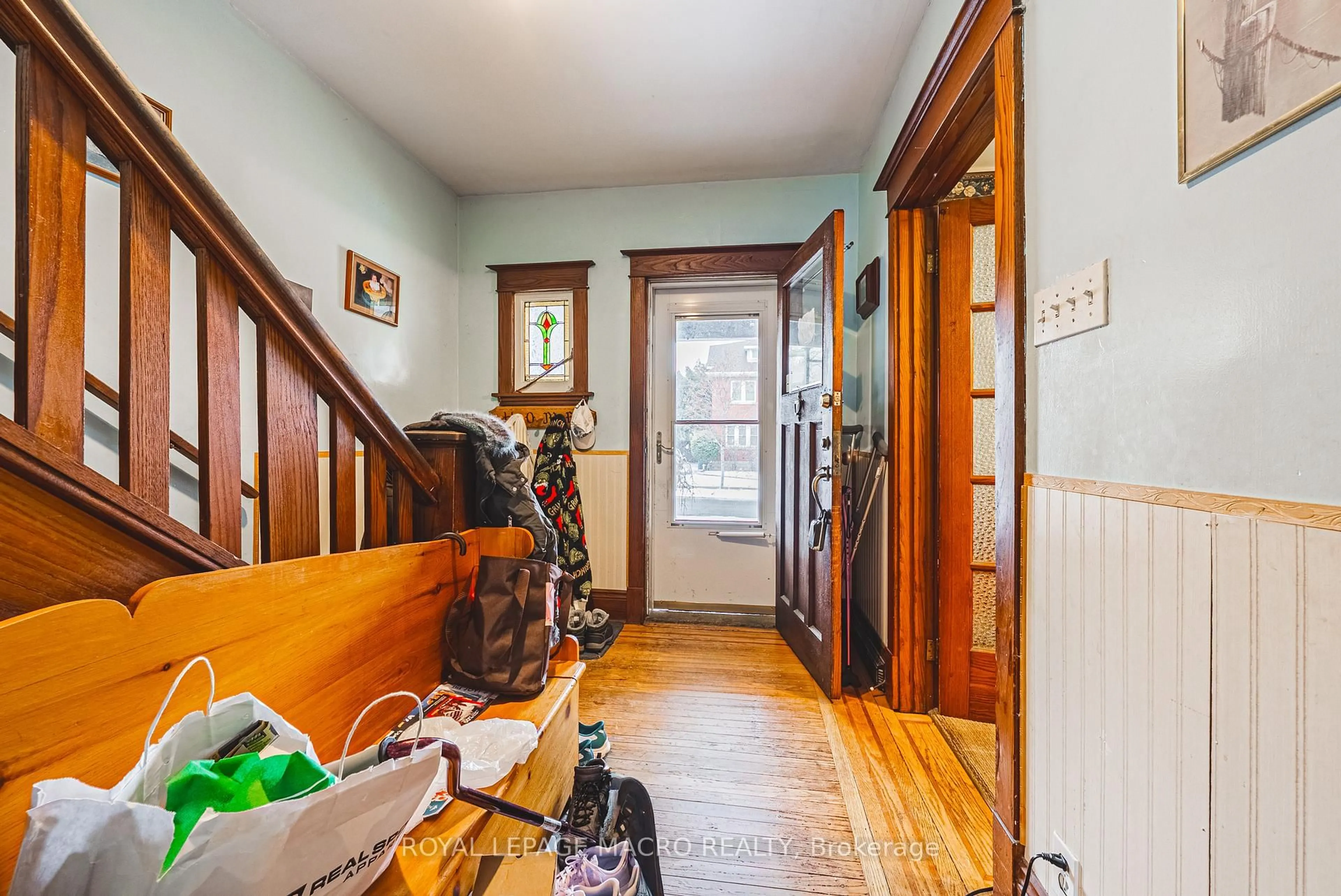 Indoor entryway for 193 Edgemont St, Hamilton Ontario L8K 2J1
