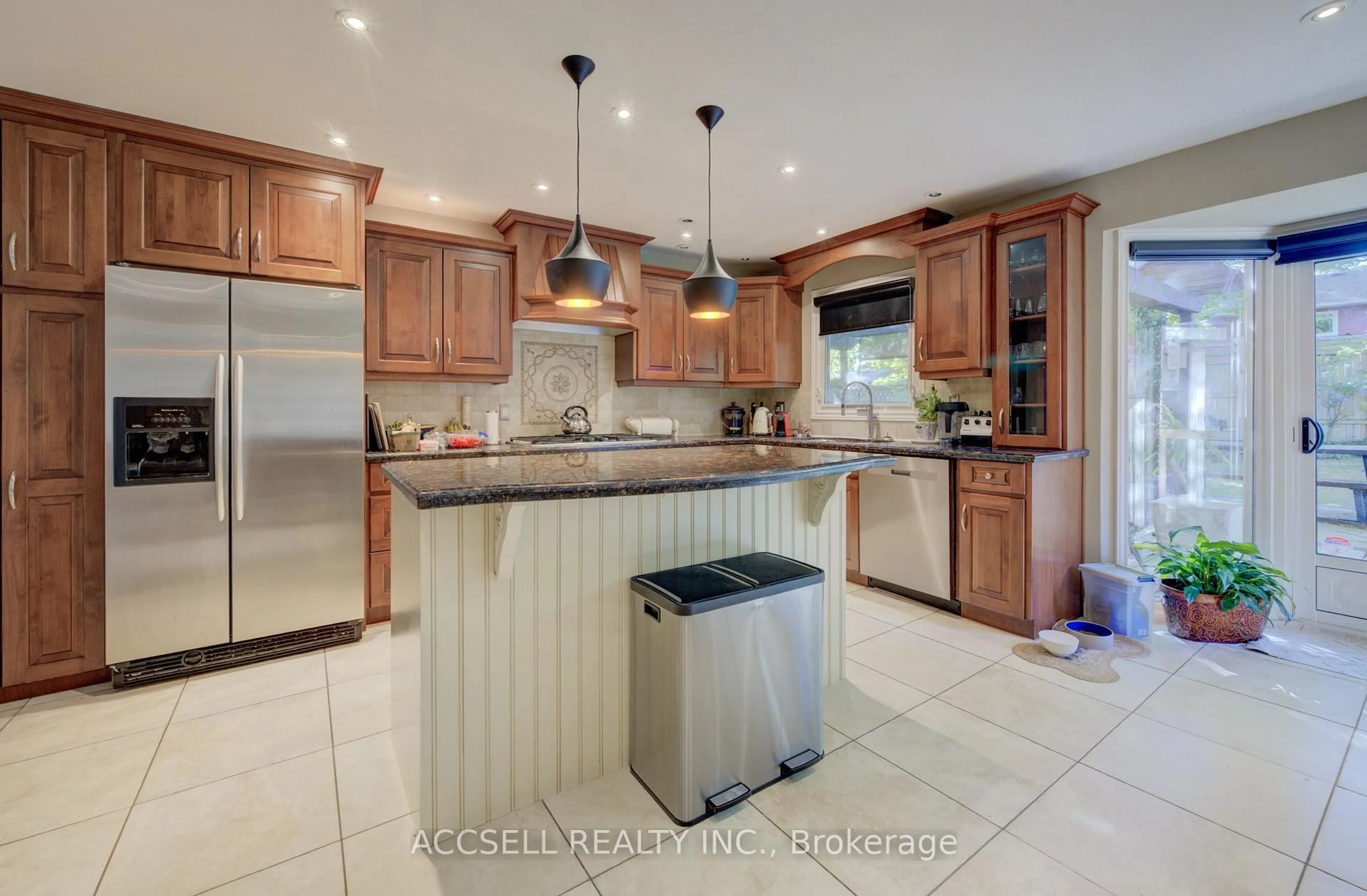 Open concept kitchen, ceramic/tile floor for 600 Highvalley Rd, Hamilton Ontario L9G 3X3