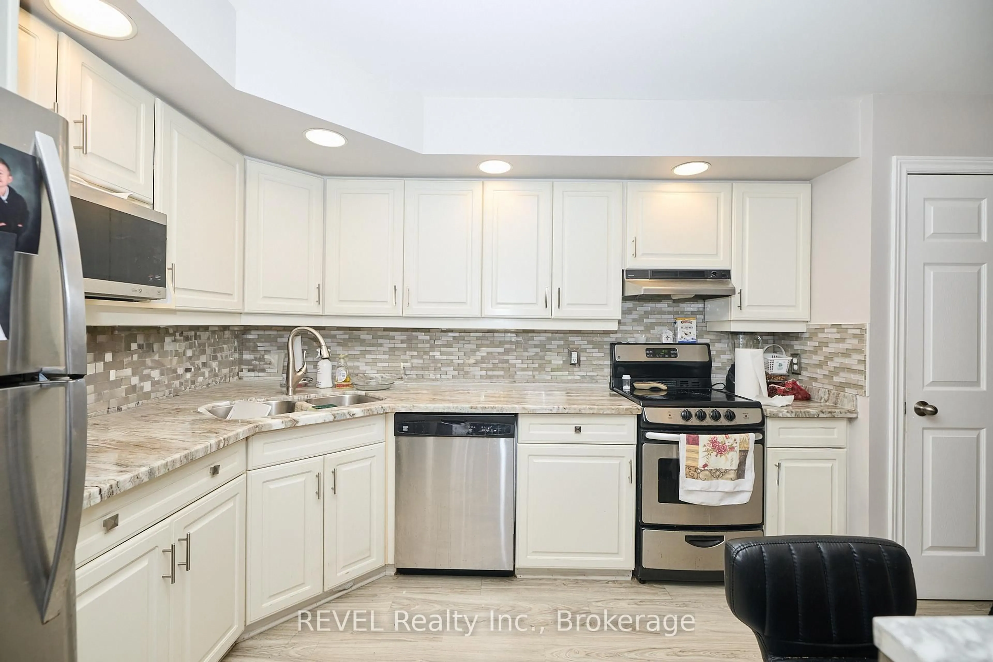 Standard kitchen, ceramic/tile floor for 1061 Vansickle Rd #12, St. Catharines Ontario L2S 2X4