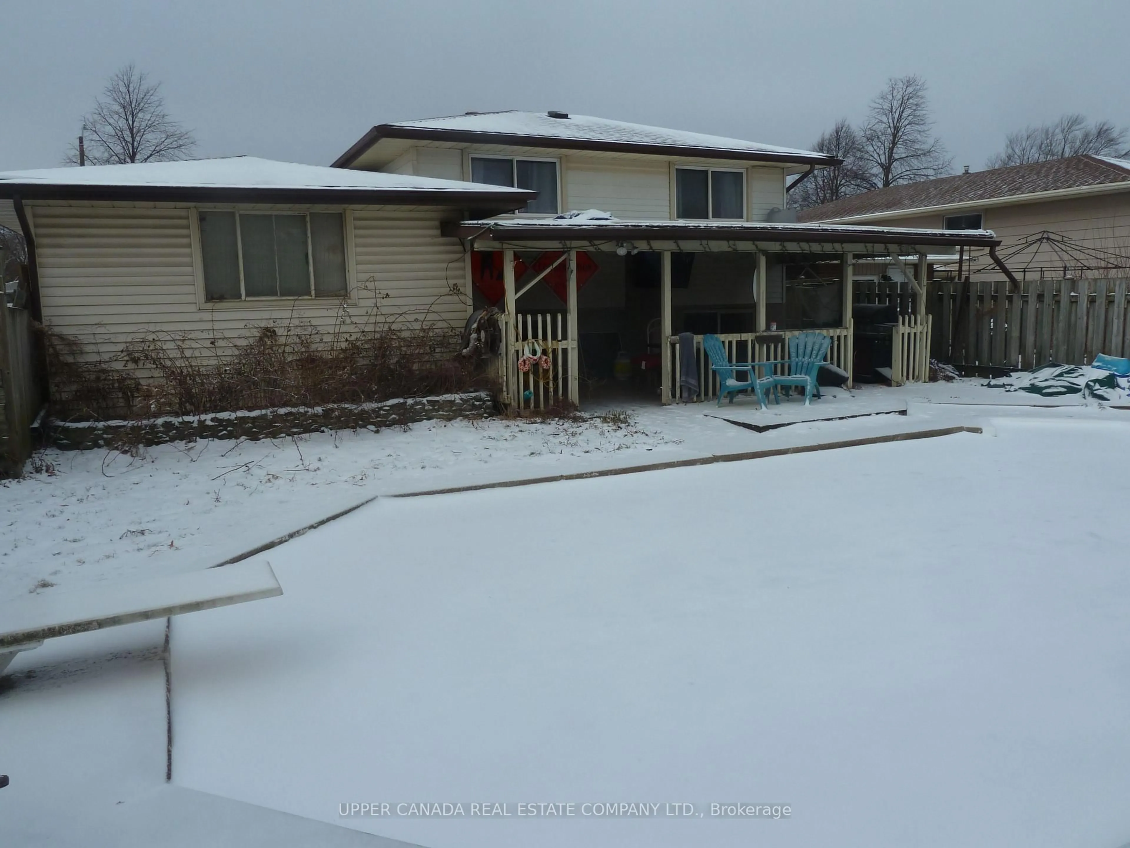 A pic from outside/outdoor area/front of a property/back of a property/a pic from drone, unknown for 4054 Brookdale Dr, Niagara Falls Ontario L2H 2B3