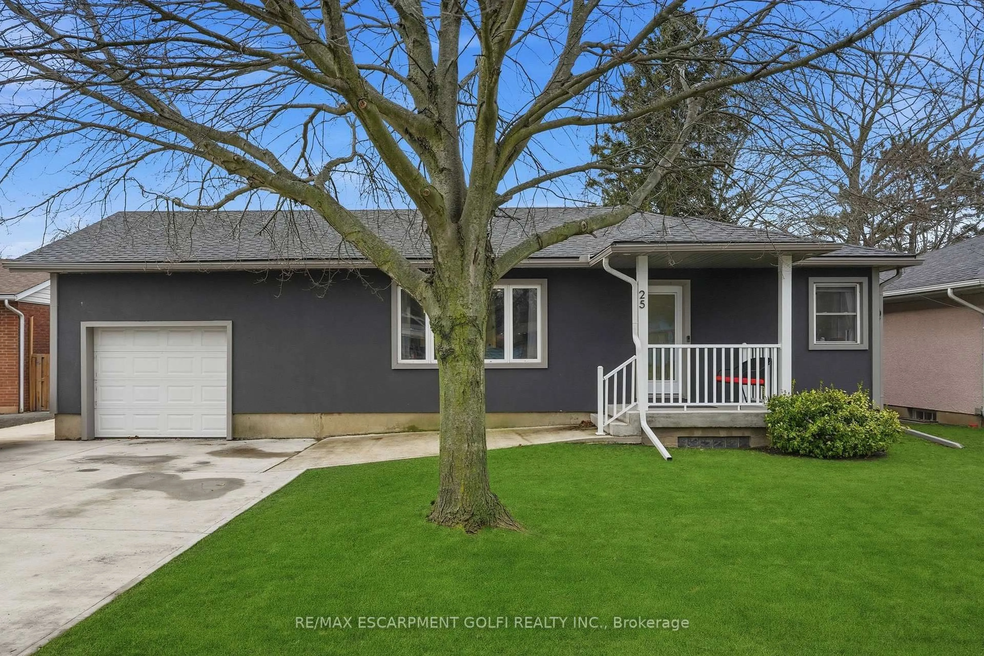 Home with vinyl exterior material, street for 25 Arthur St, St. Catharines Ontario L2M 1G8