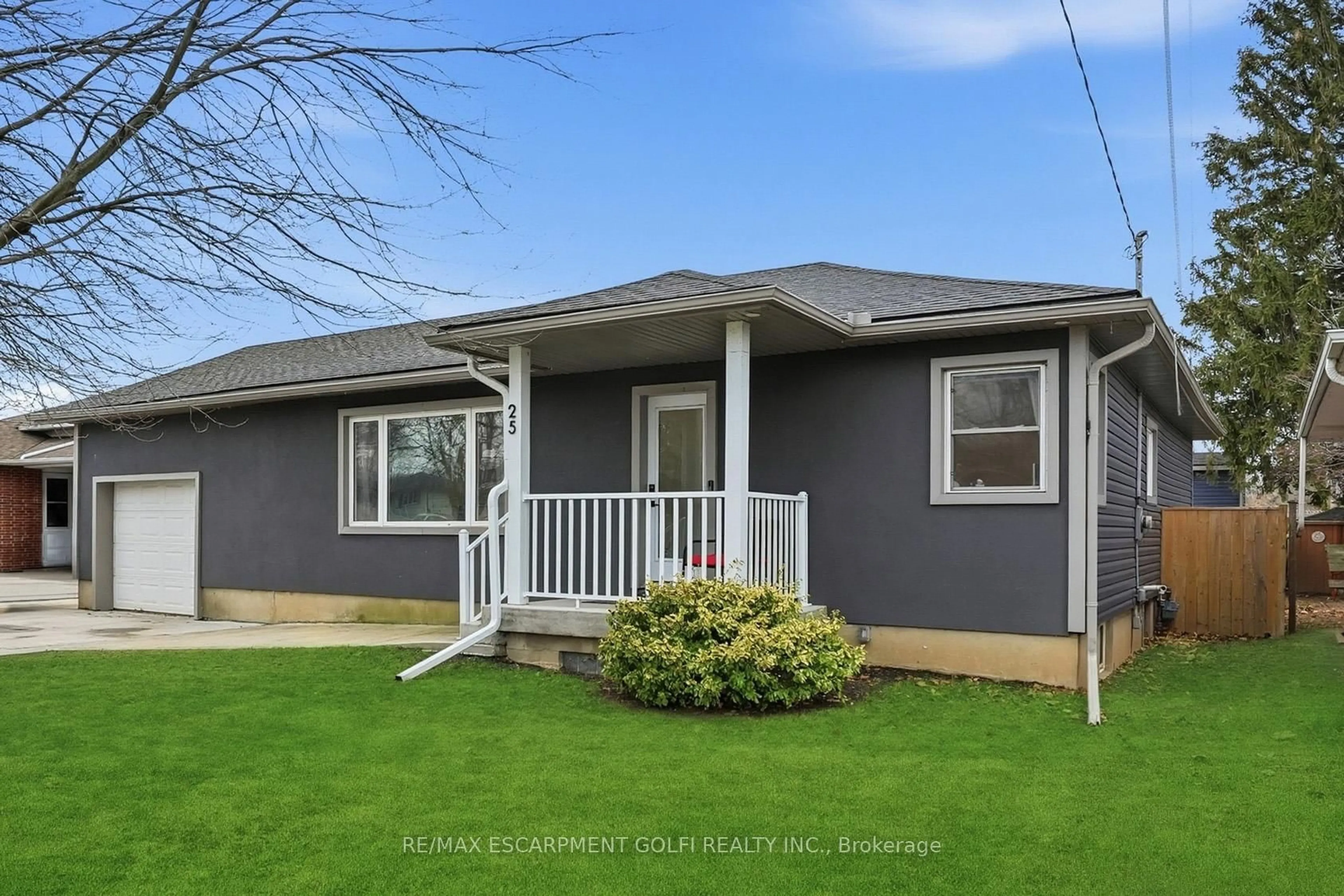 Home with vinyl exterior material, street for 25 Arthur St, St. Catharines Ontario L2M 1G8