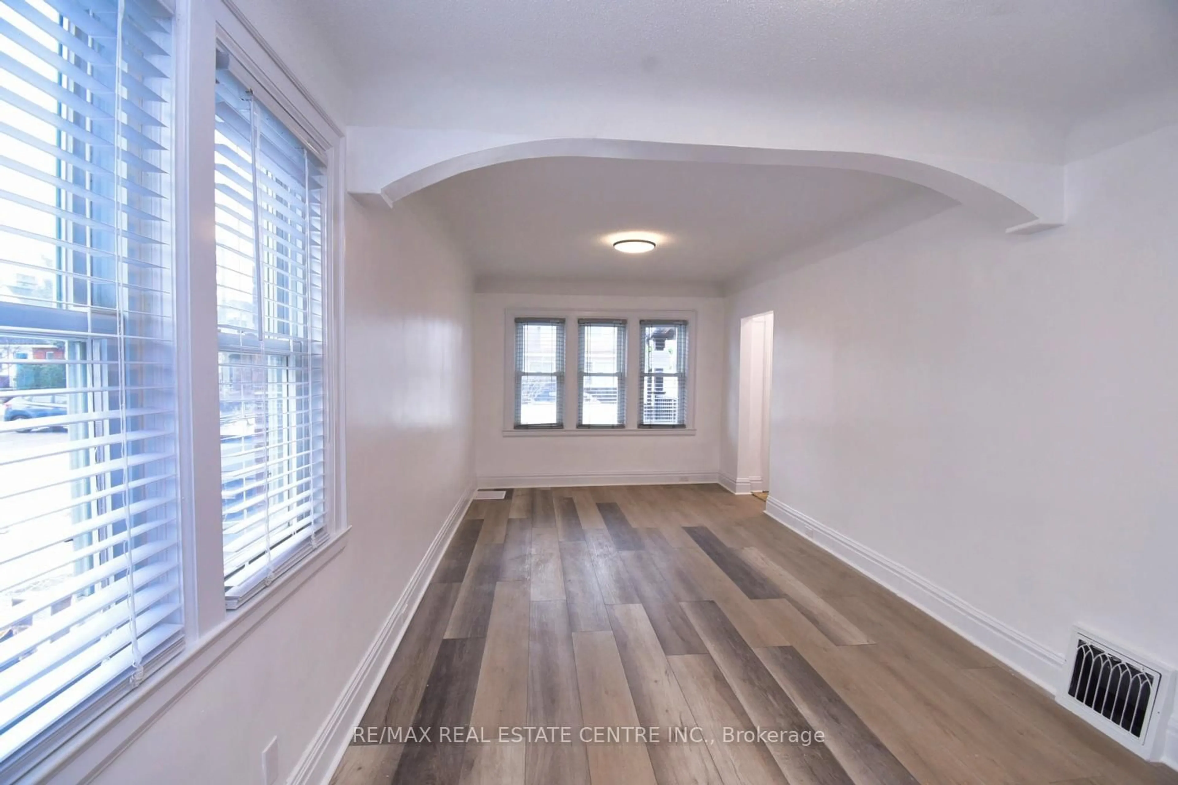 A pic of a room for 215 Walter Ave, Hamilton Ontario L8K 3L3