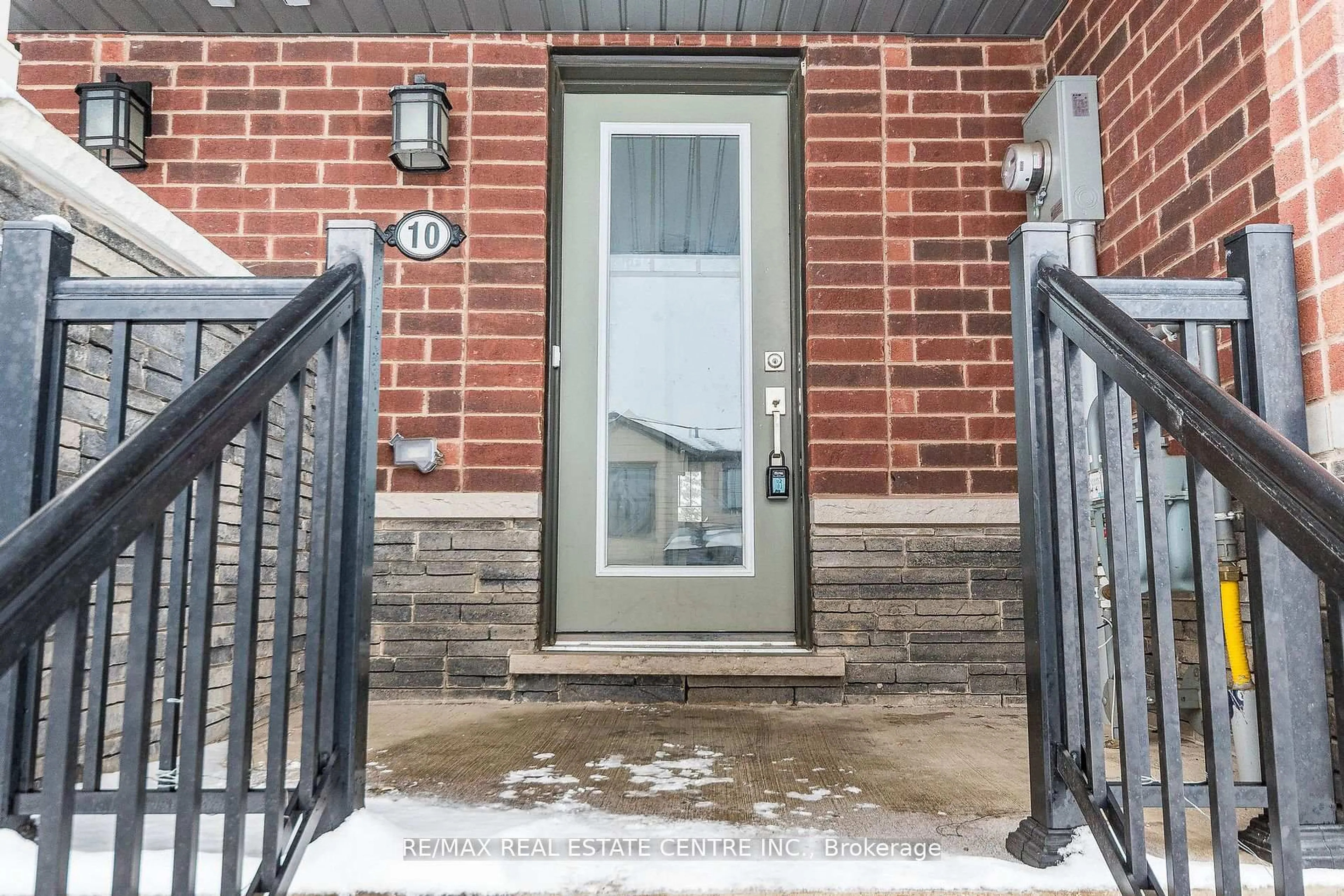 Indoor entryway for 10 Utter Pl, Hamilton Ontario L8J 0H7