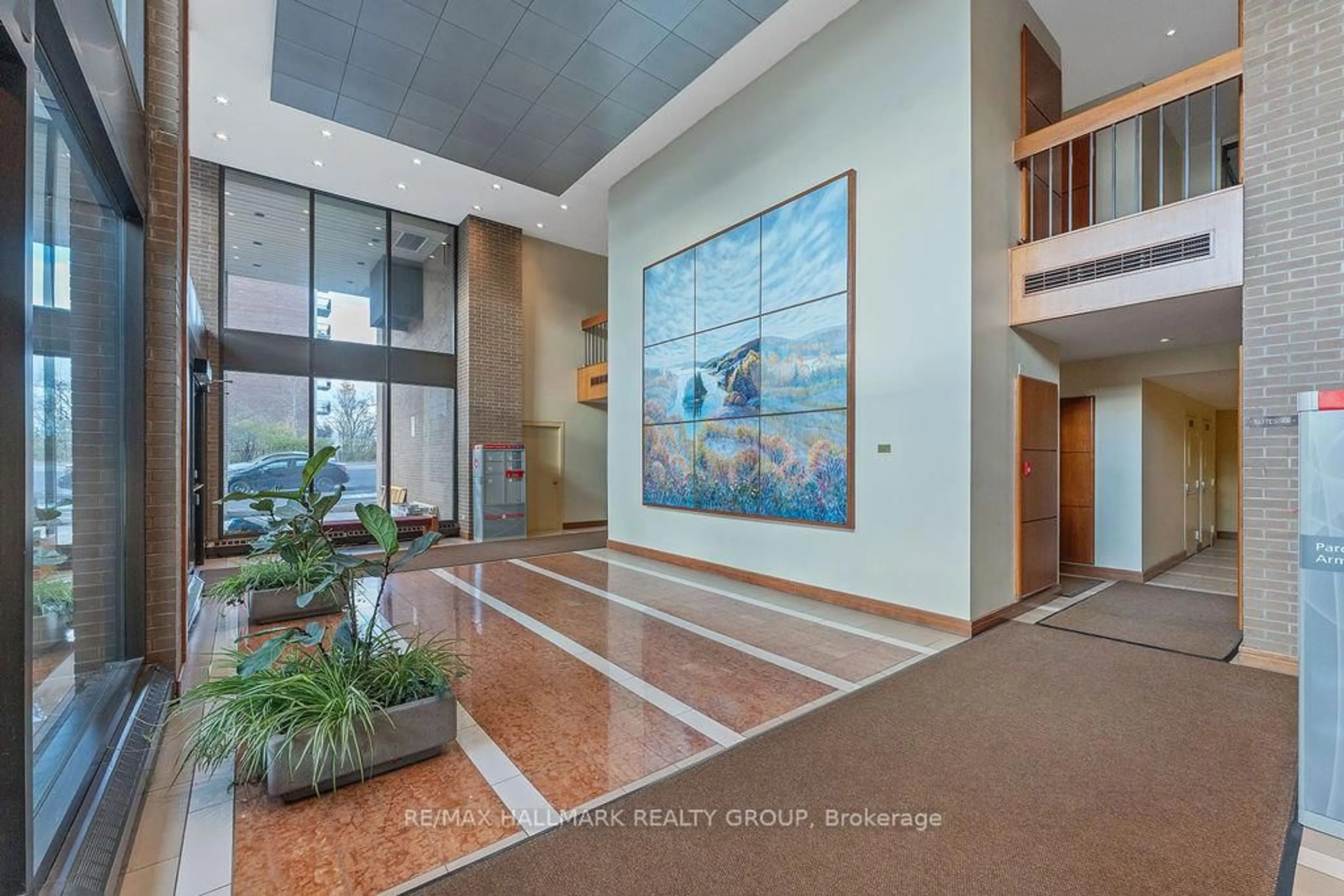 Indoor foyer for 505 St Laurent Blvd #350, Ottawa Ontario K1K 3X4