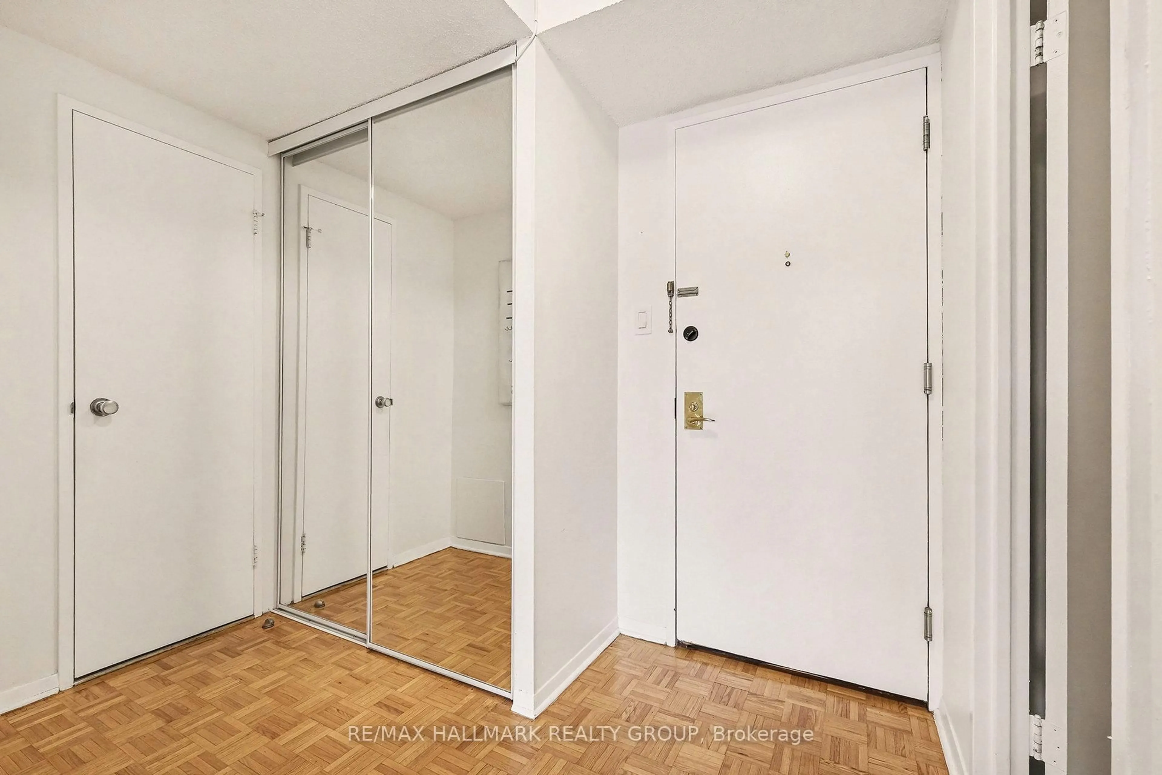 Indoor entryway for 505 St Laurent Blvd #350, Ottawa Ontario K1K 3X4