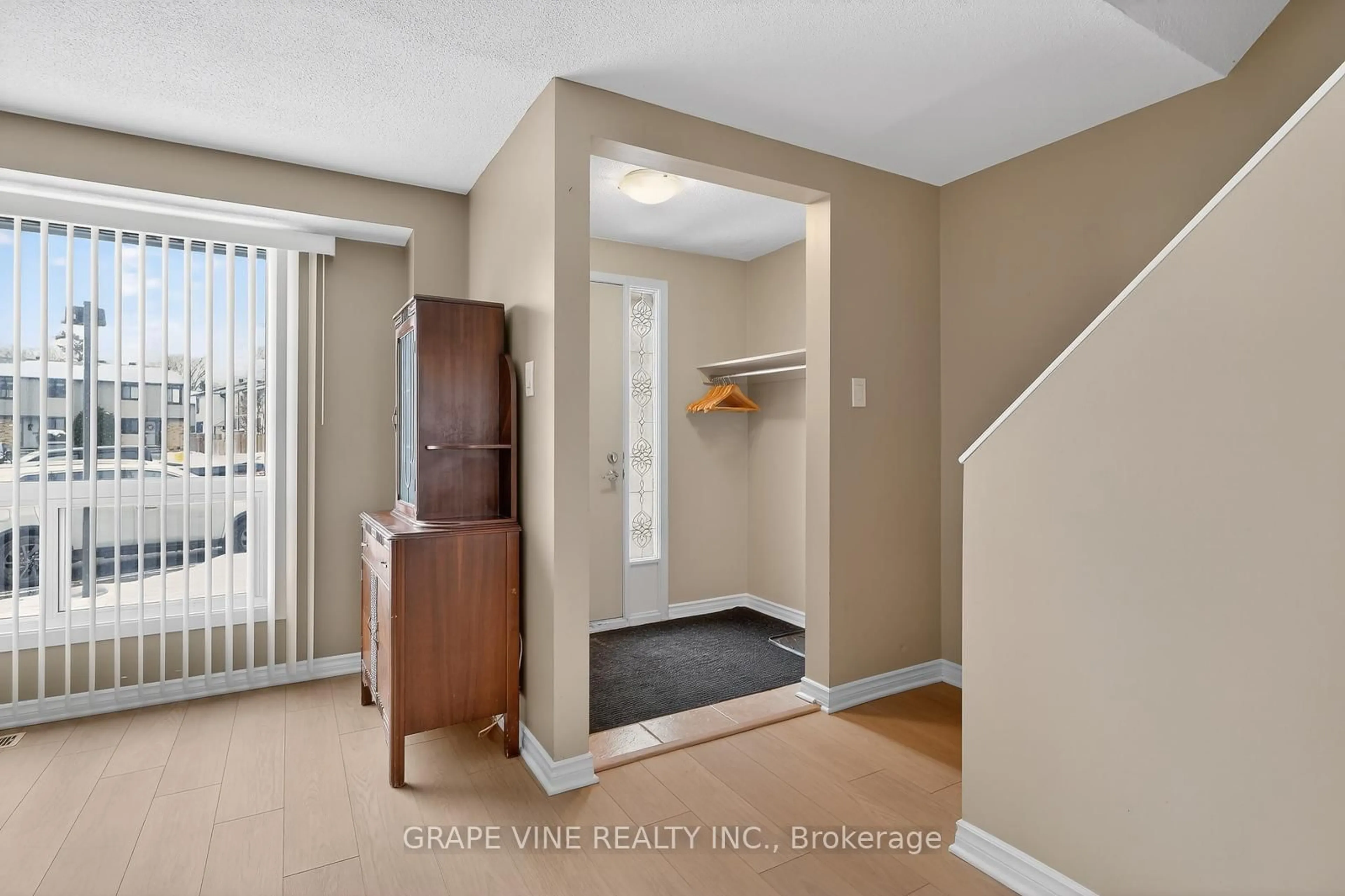 Indoor entryway for 6885 Bilberry Dr, Ottawa Ontario K1C 2E8