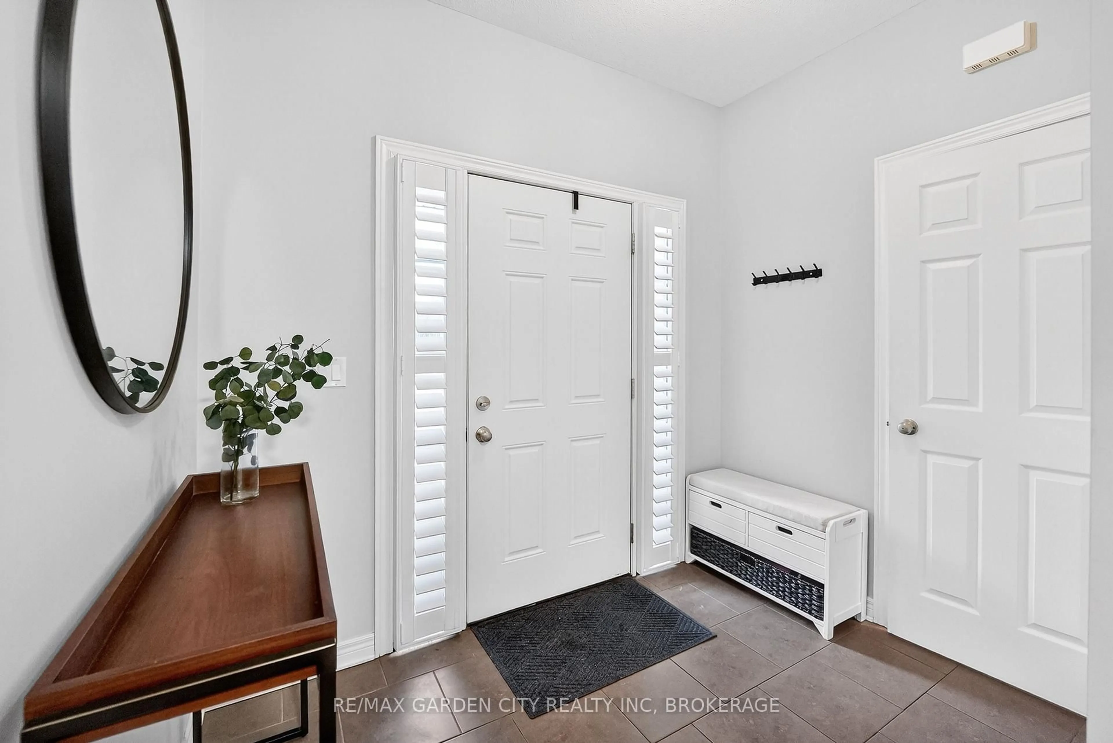 Indoor entryway for 22 Riesling Dr, Niagara-on-the-Lake Ontario L0S 1J0