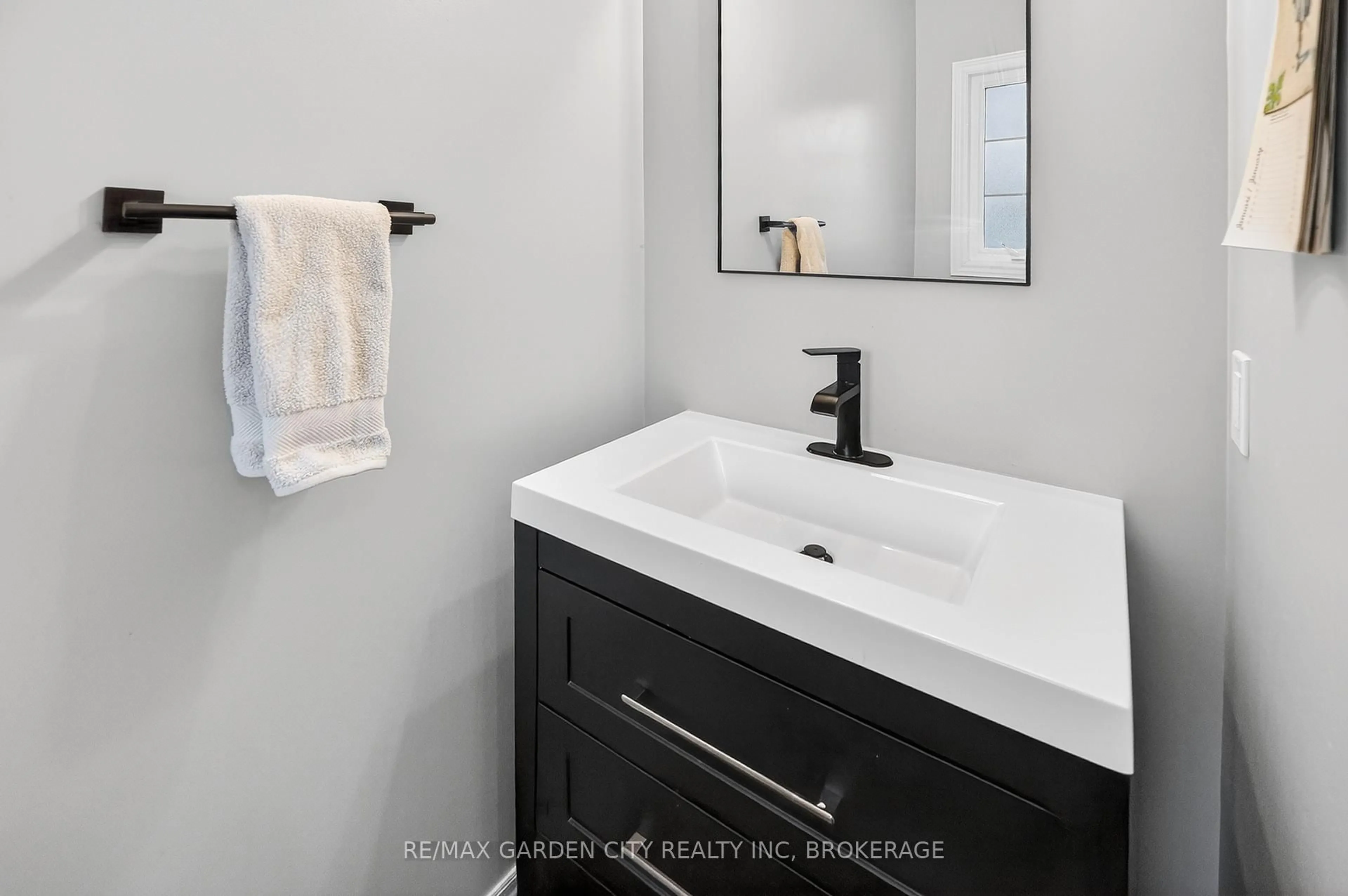 Contemporary bathroom, ceramic/tile floor for 22 Riesling Dr, Niagara-on-the-Lake Ontario L0S 1J0