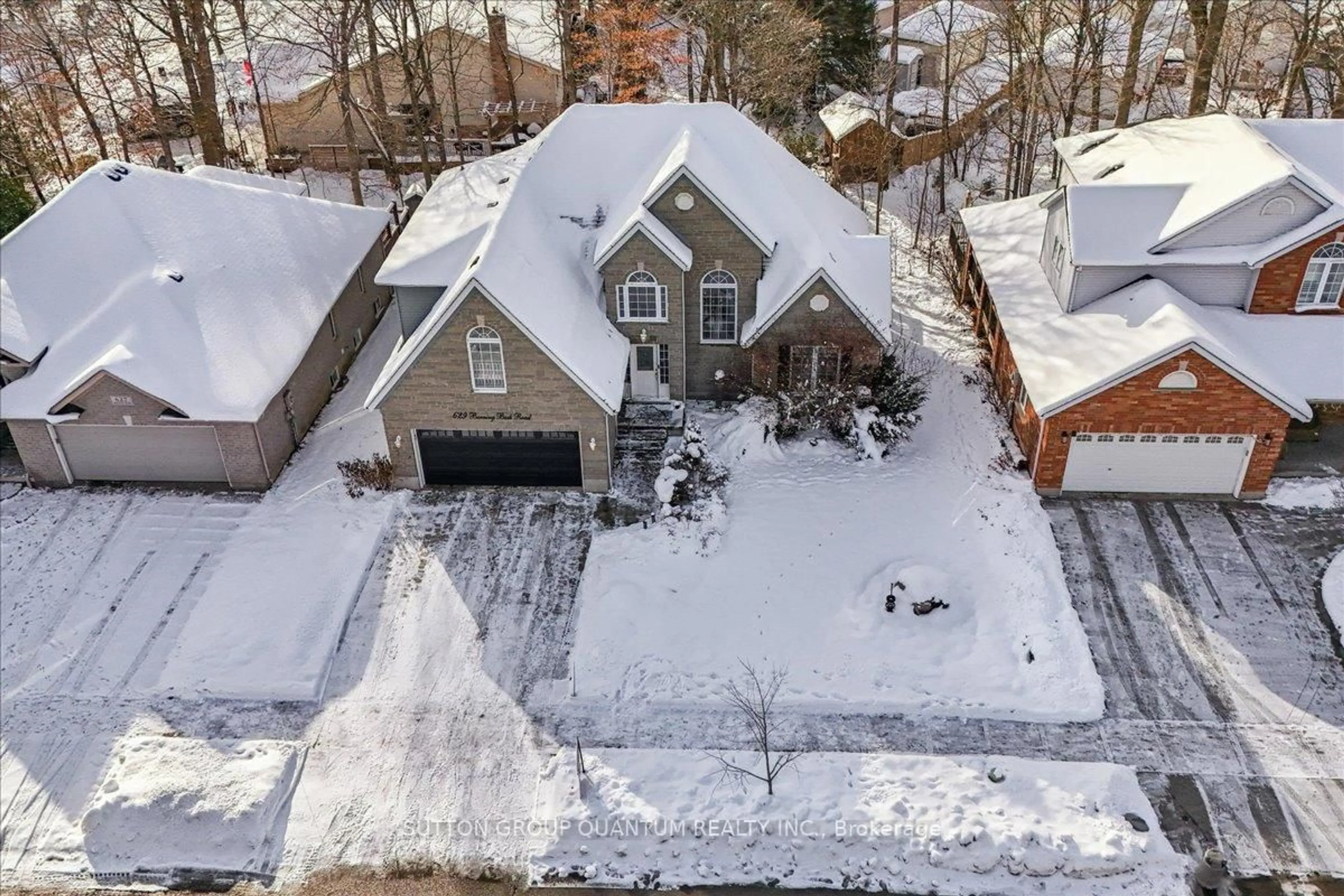 A pic from outside/outdoor area/front of a property/back of a property/a pic from drone, street for 629 Burning Bush Rd, Waterloo Ontario N2V 2C4