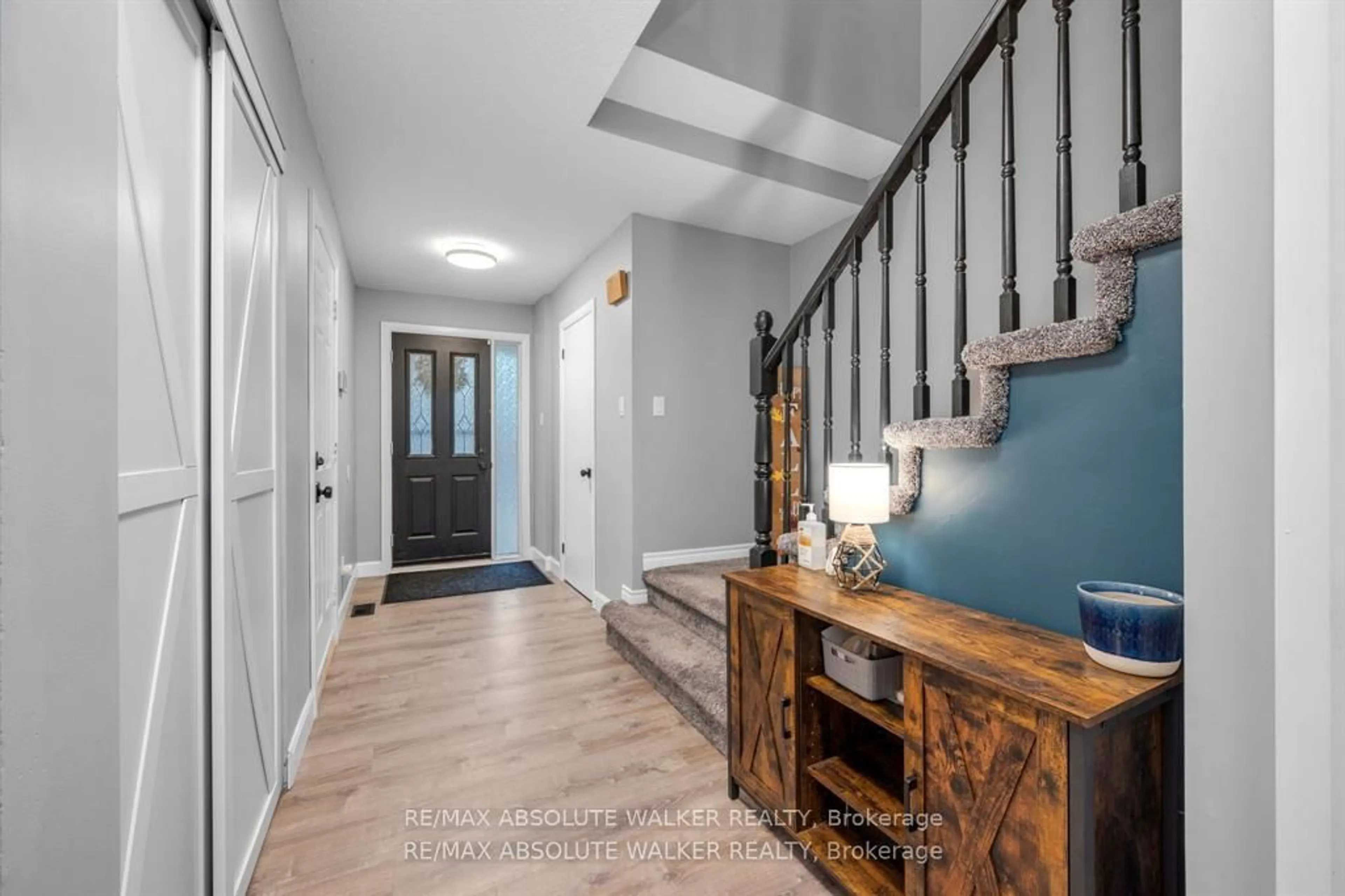 Indoor entryway for 108 Cedarock Dr, Ottawa Ontario K2M 2H5