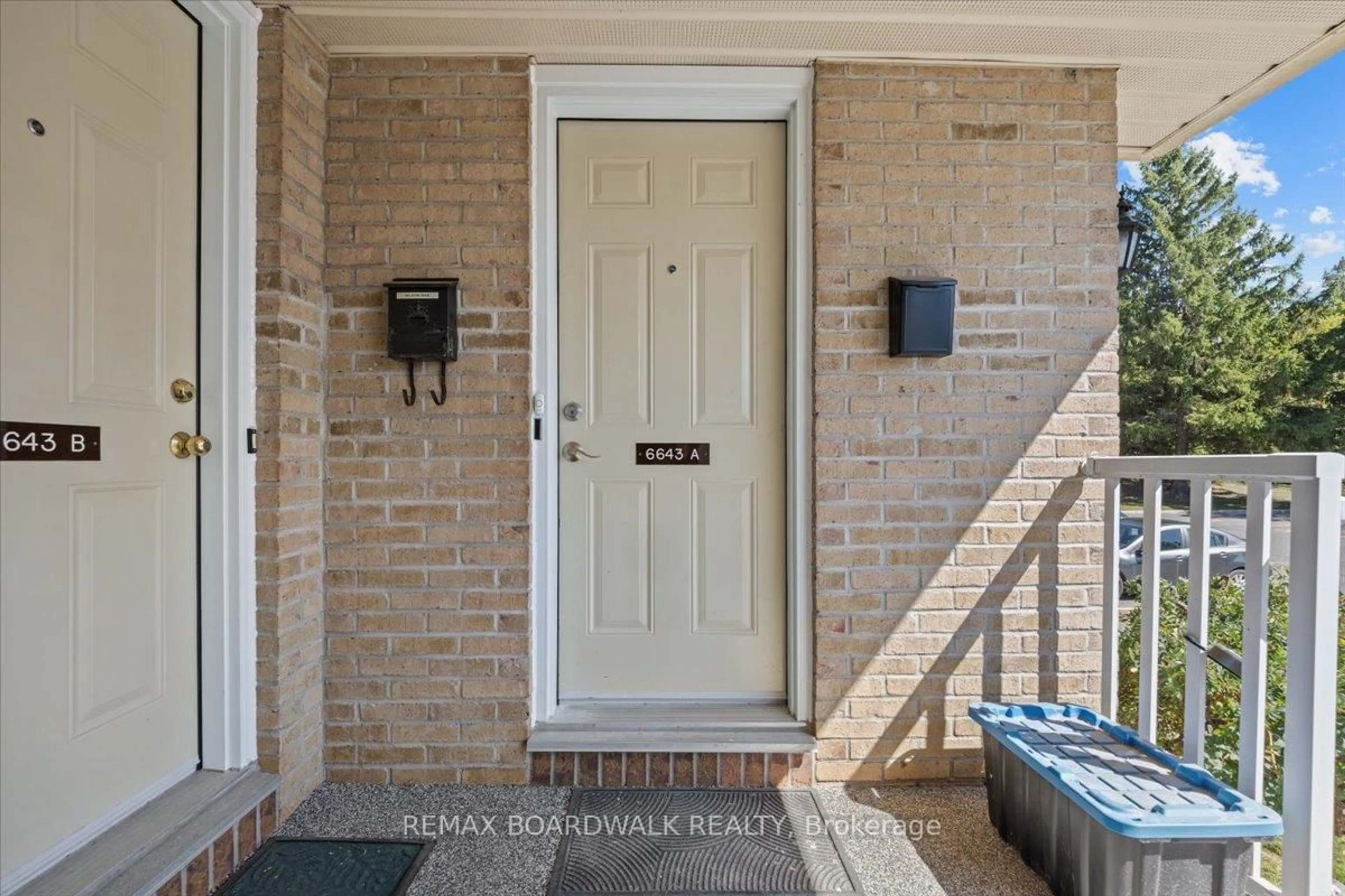 Indoor entryway for 6643 Bilberry Dr #A, Ottawa Ontario K1C 4N5