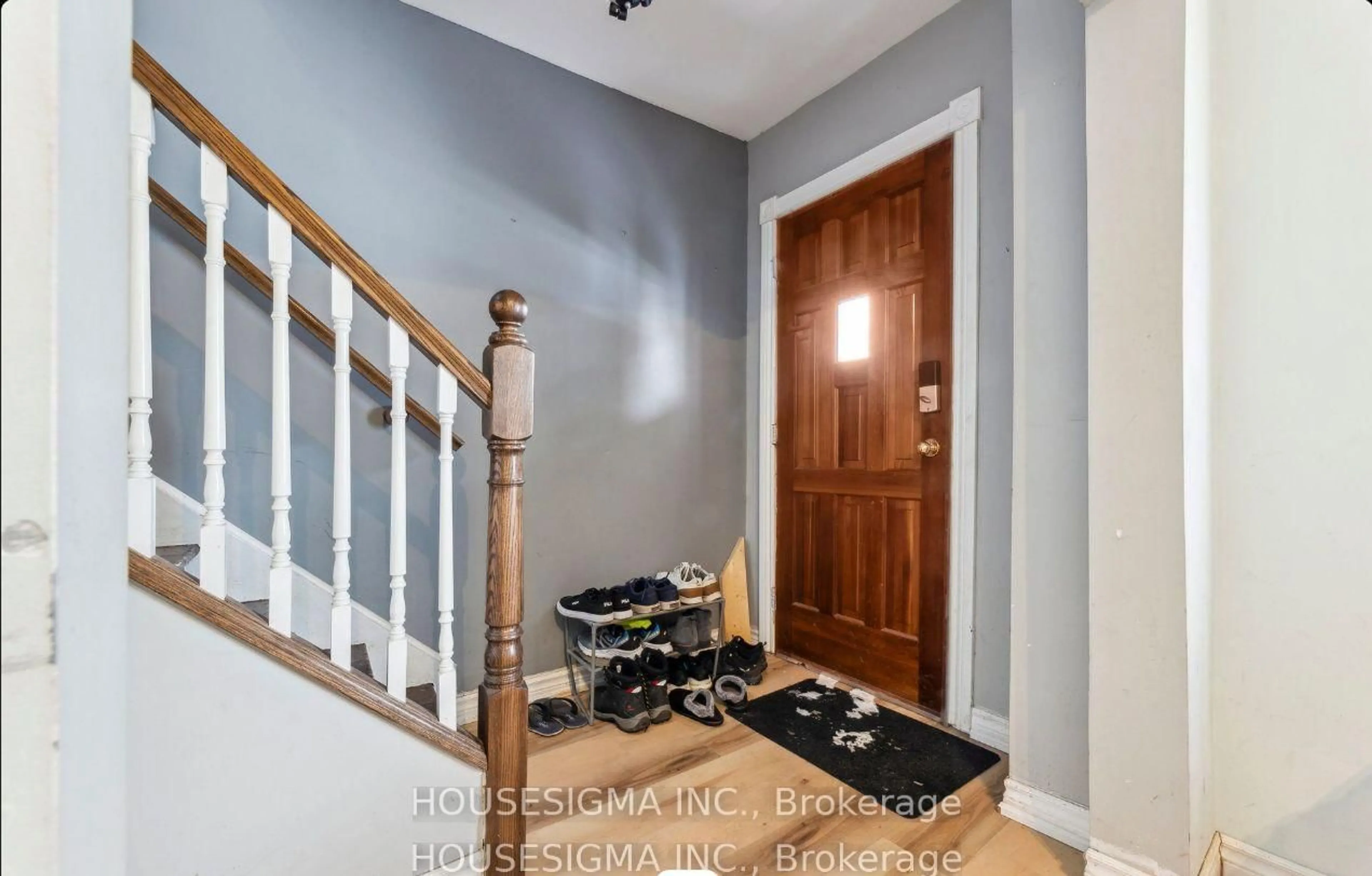 Indoor entryway for 635 Brown St, Peterborough Ontario K9J 4K6