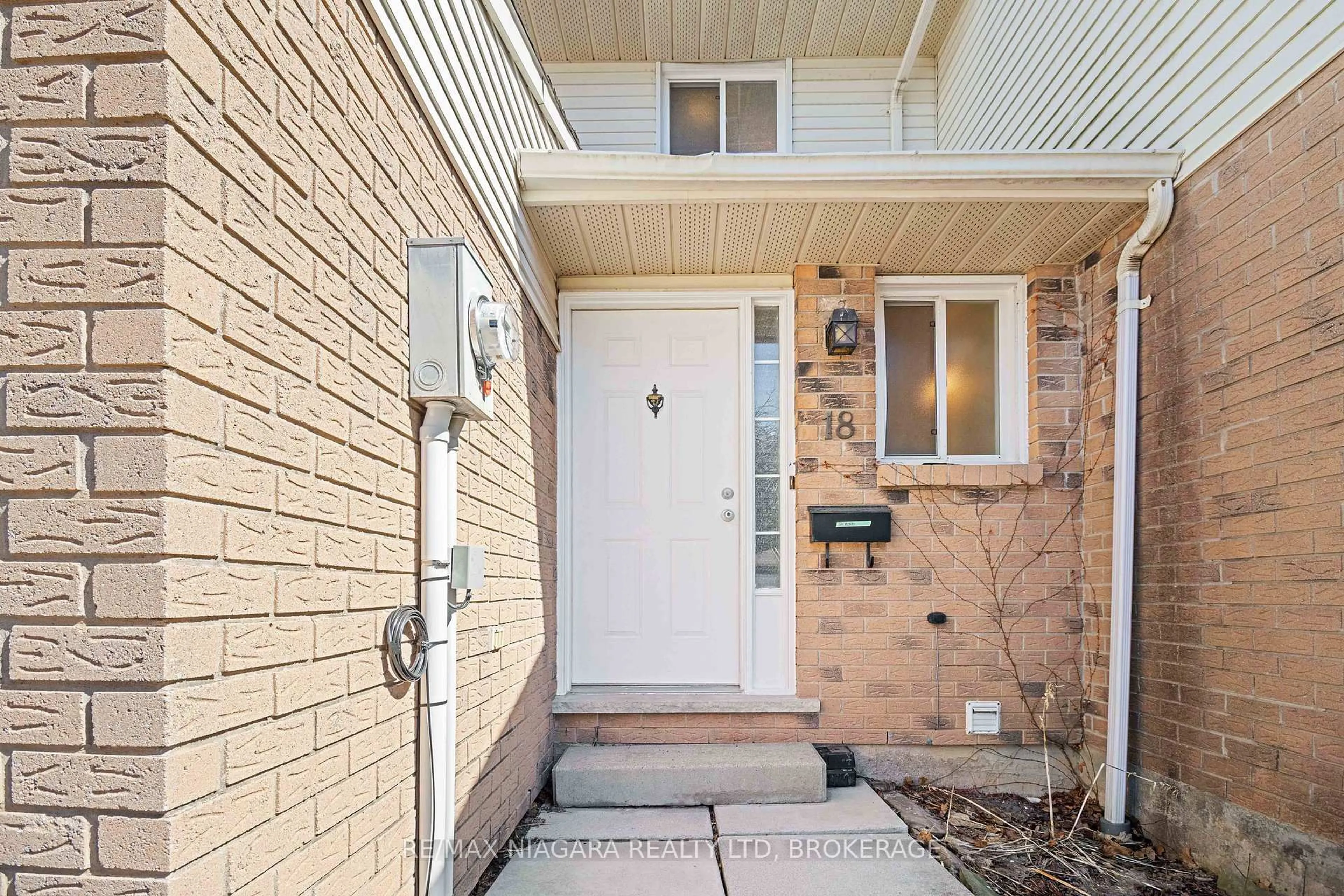 Indoor entryway for 18 Julie Dr, Thorold Ontario L2V 4L5