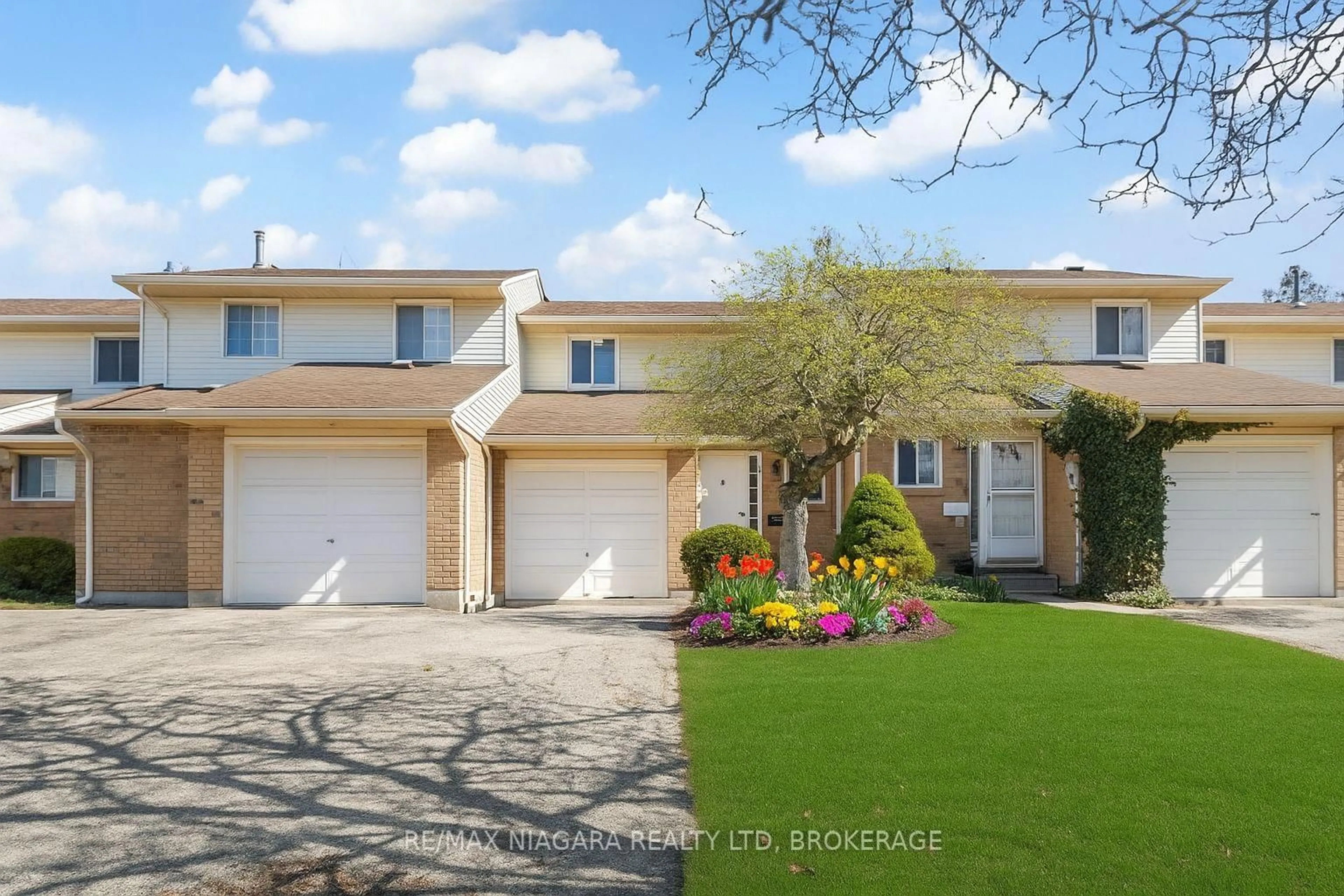 A pic from outside/outdoor area/front of a property/back of a property/a pic from drone, street for 18 Julie Dr, Thorold Ontario L2V 4L5