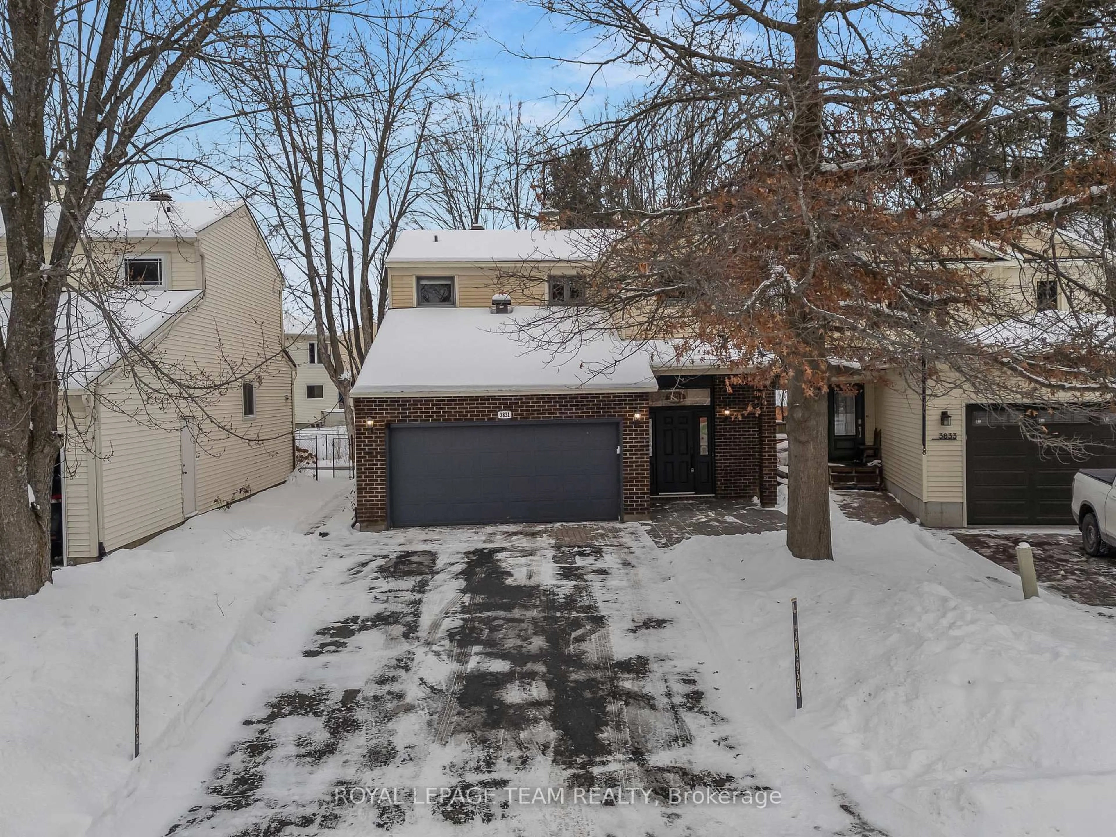 A pic from outside/outdoor area/front of a property/back of a property/a pic from drone, street for 3831 Autumnwood St, Ottawa Ontario K1T 2G9