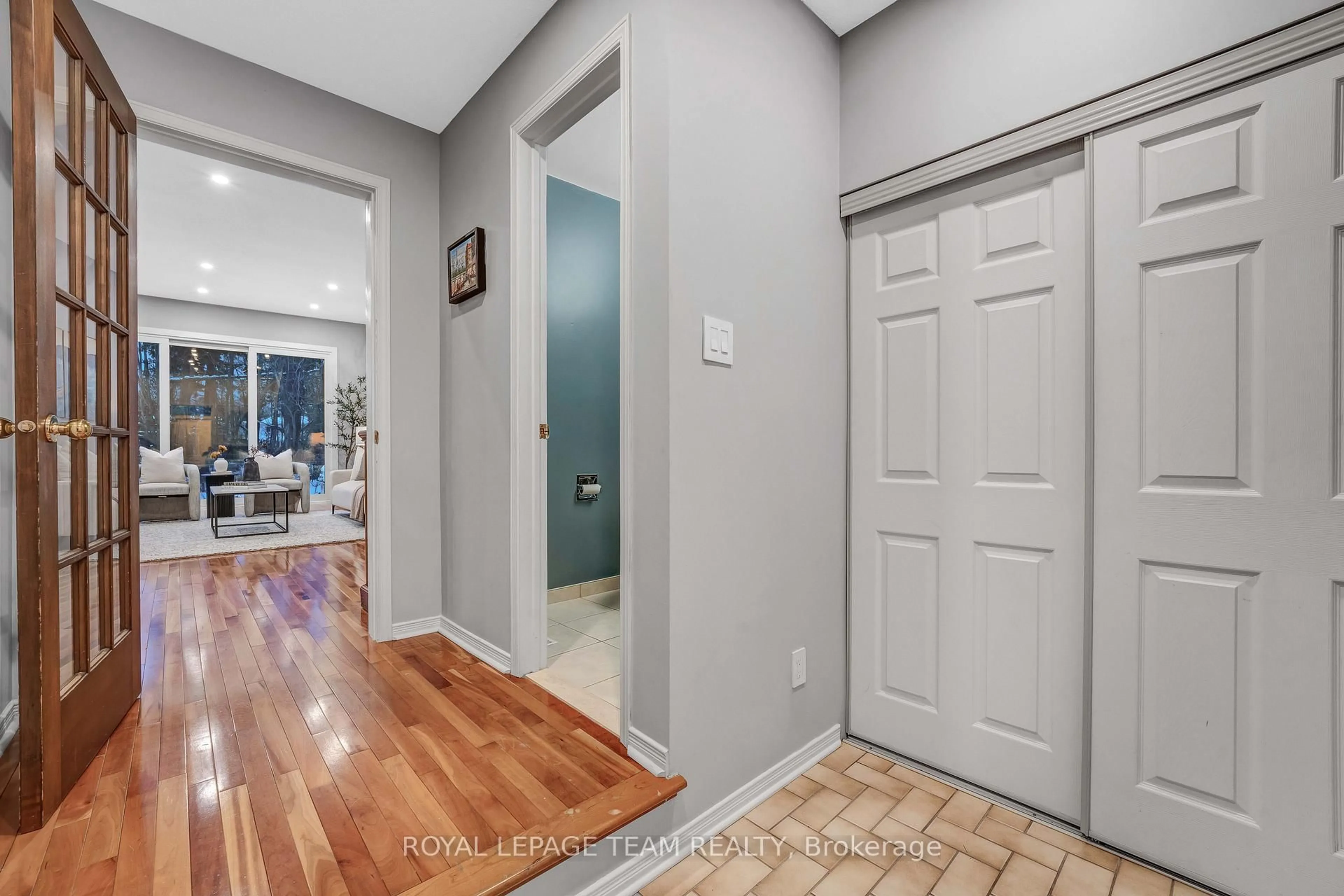 Indoor entryway for 3831 Autumnwood St, Ottawa Ontario K1T 2G9