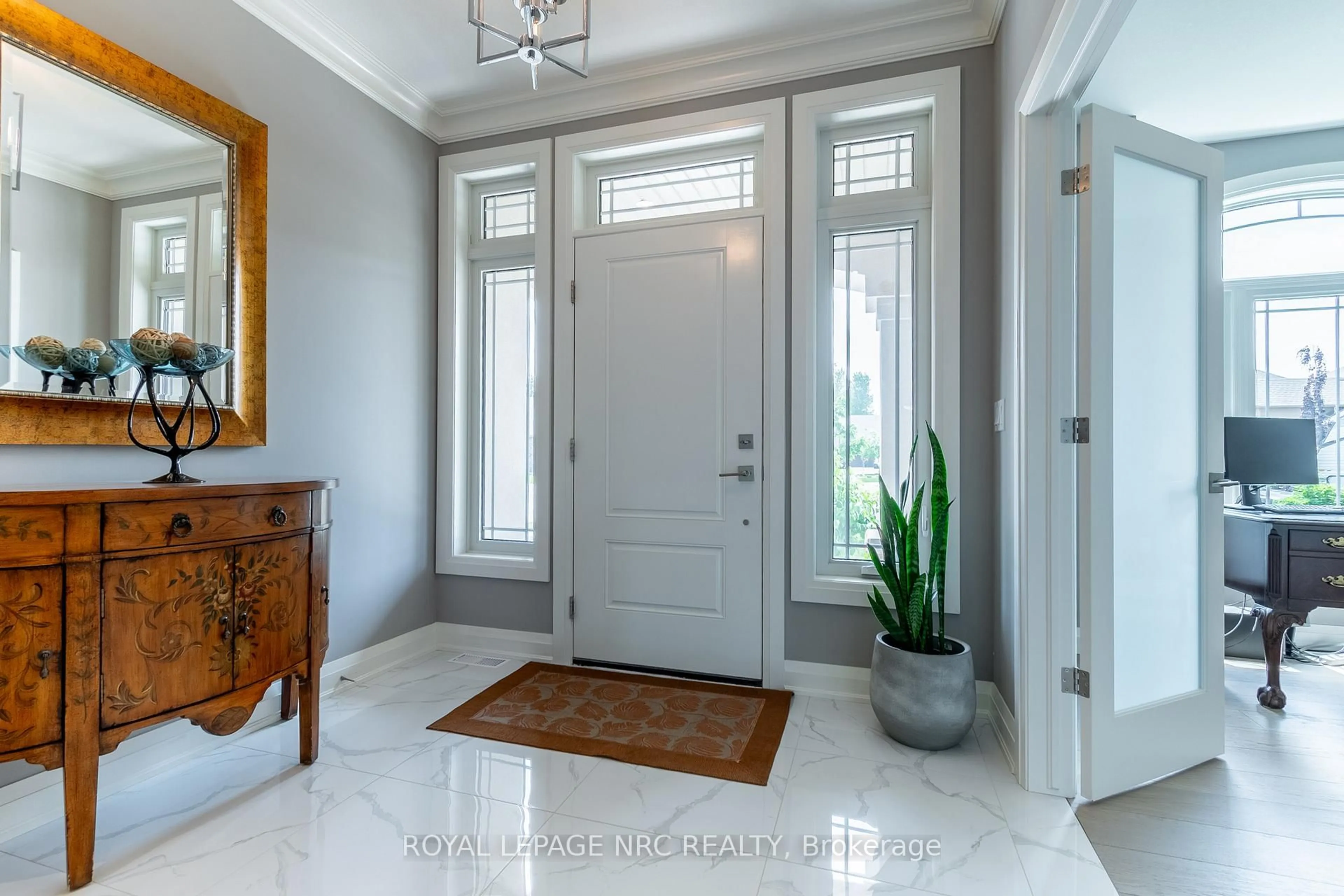 Indoor entryway for 11 Emily Lane, Pelham Ontario L0S 1E4