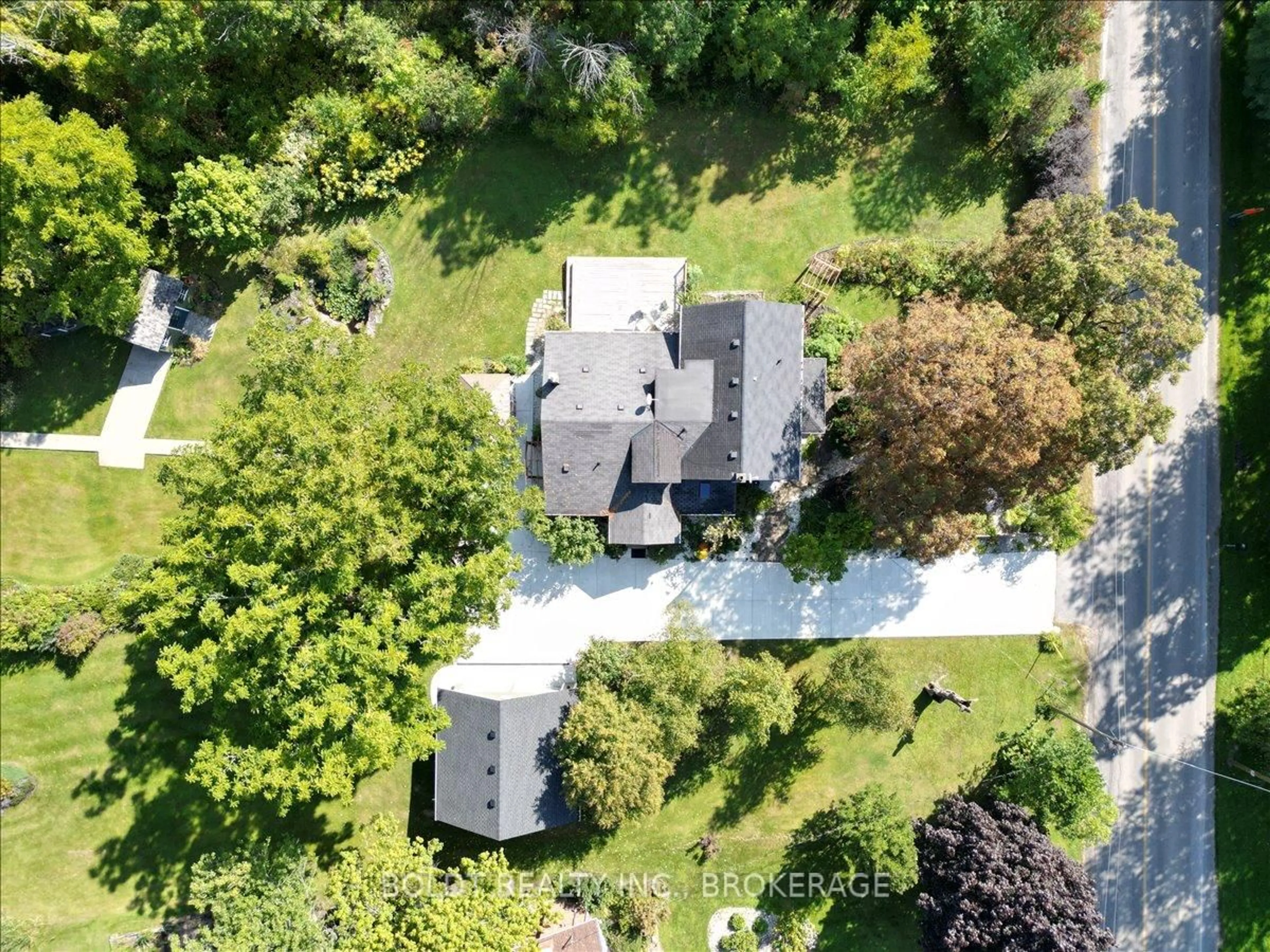 A pic from outside/outdoor area/front of a property/back of a property/a pic from drone, street for 2440 Decew Rd, Thorold Ontario L0S 1E6