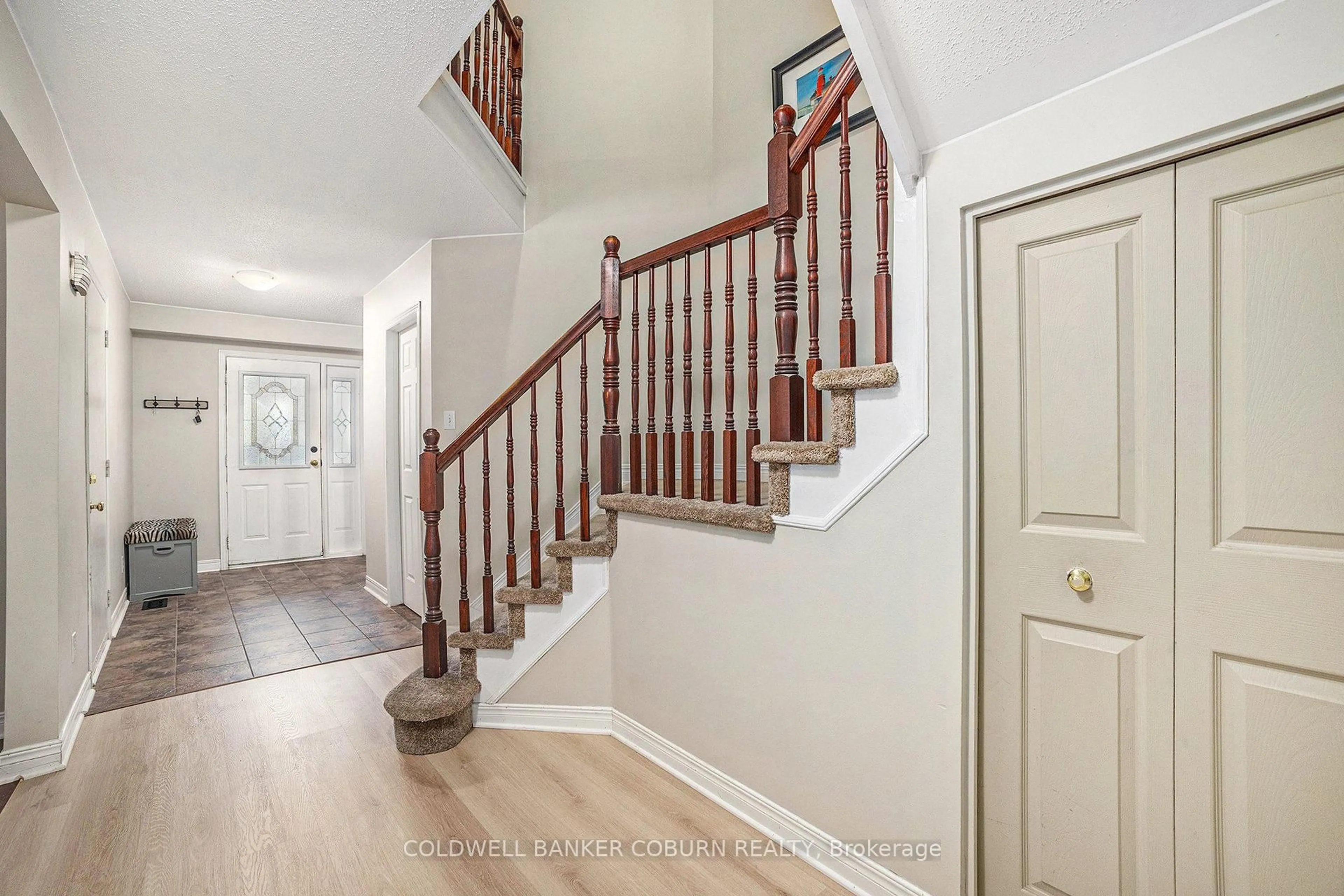 Indoor entryway for 52 Blackdome Cres, Ottawa Ontario K2T 1A9