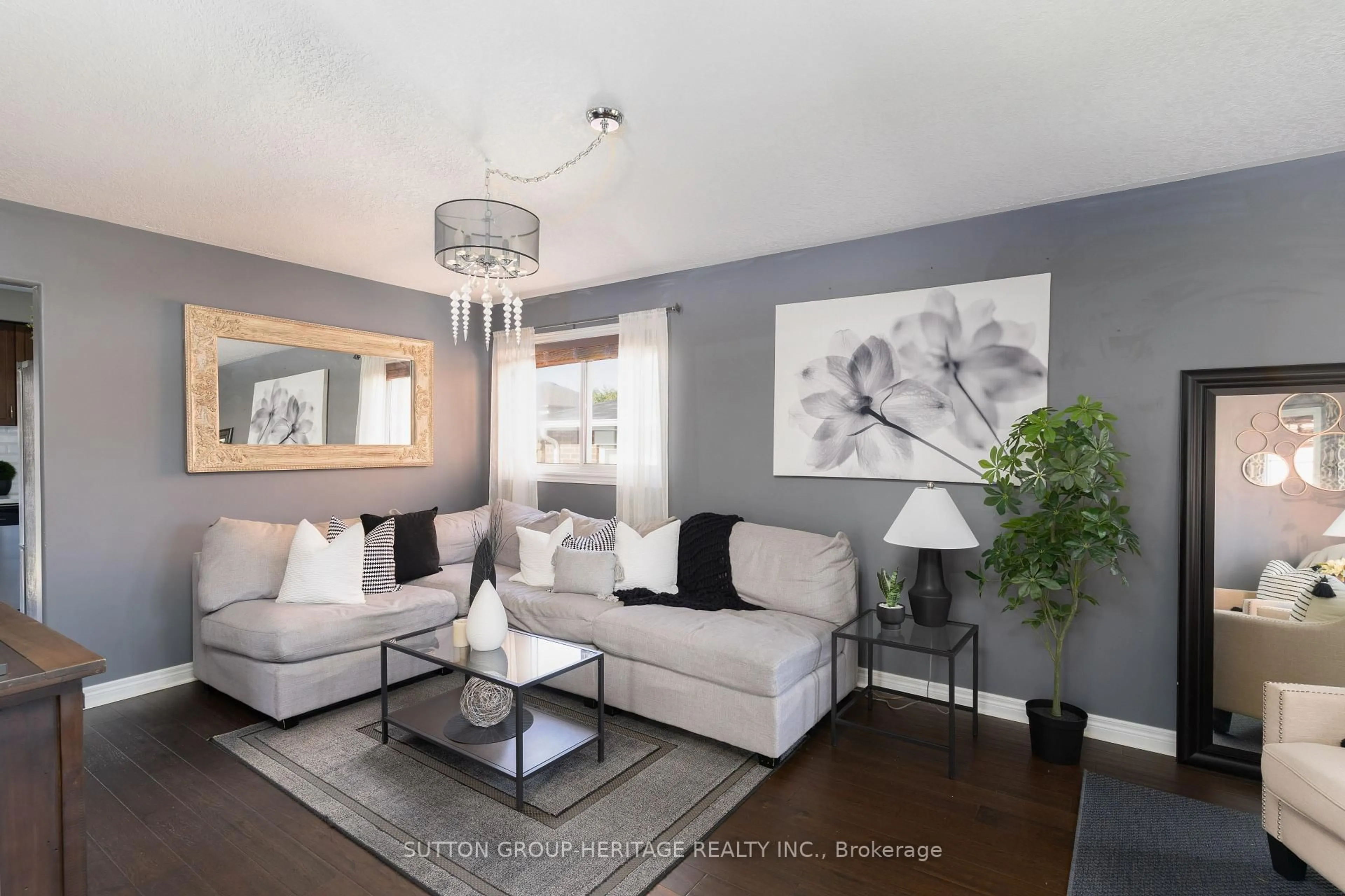 Living room with furniture, unknown for 99 SWEETNAM Dr, Kawartha Lakes Ontario K9V 0A6