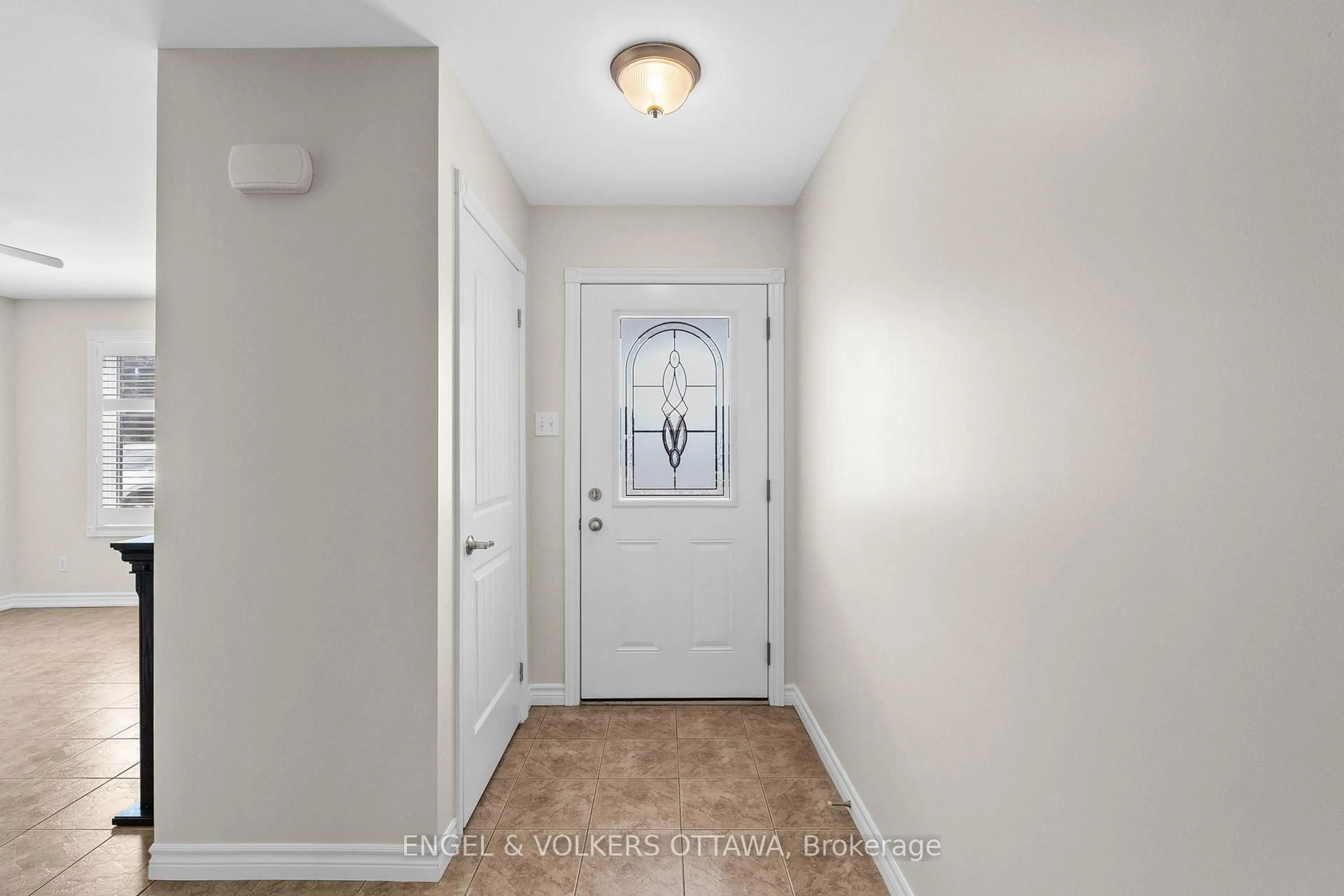 Indoor entryway for 50 Fifth St #D, South Dundas Ontario K0C 1X0