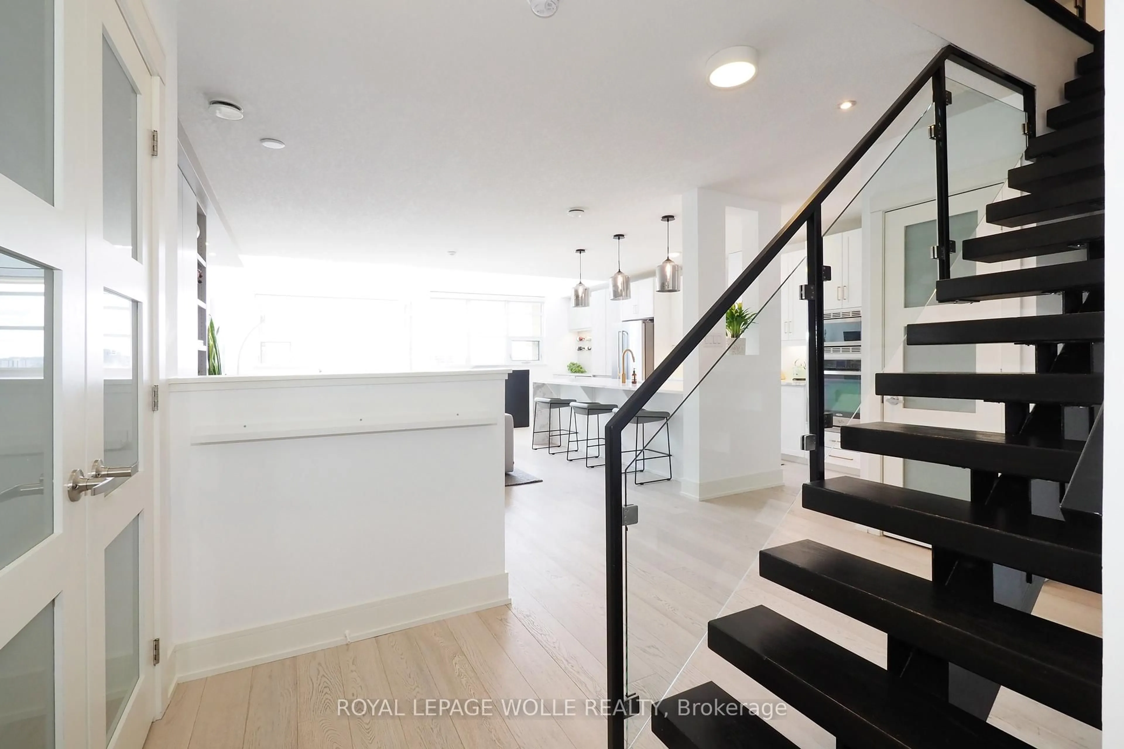 Indoor foyer for 112 Benton St #710, Waterloo Ontario N2G 3H6