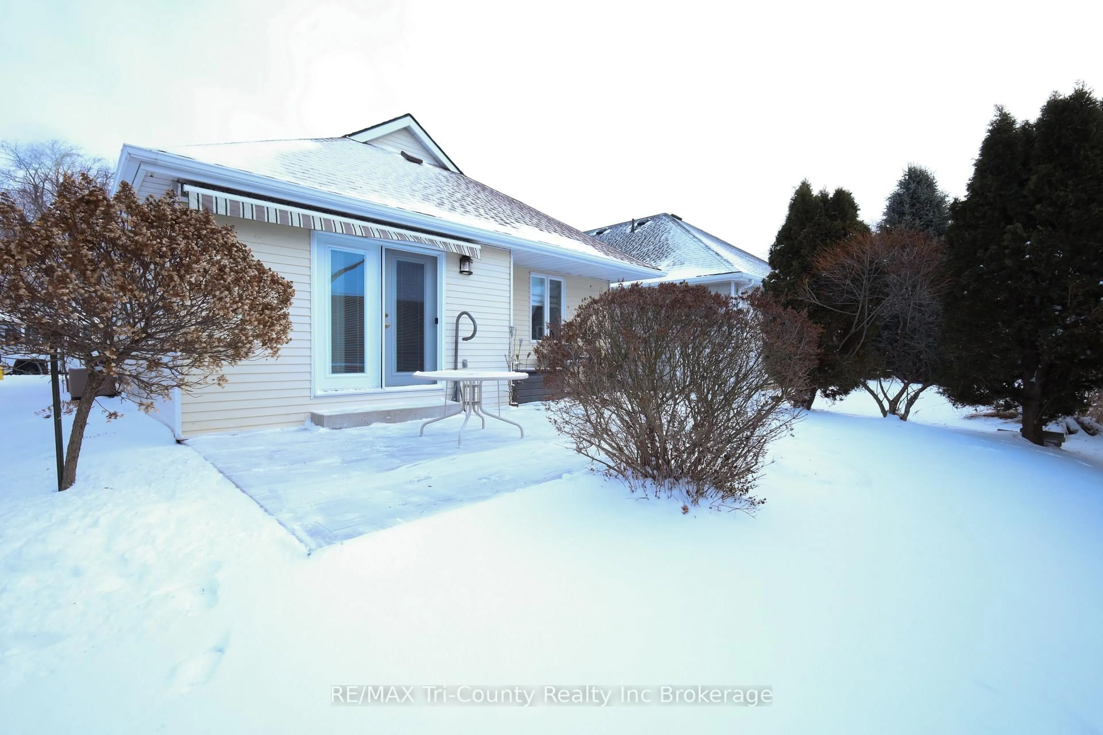 A pic from outside/outdoor area/front of a property/back of a property/a pic from drone, street for 33 Wilkins Cres, Tillsonburg Ontario N4G 5M6