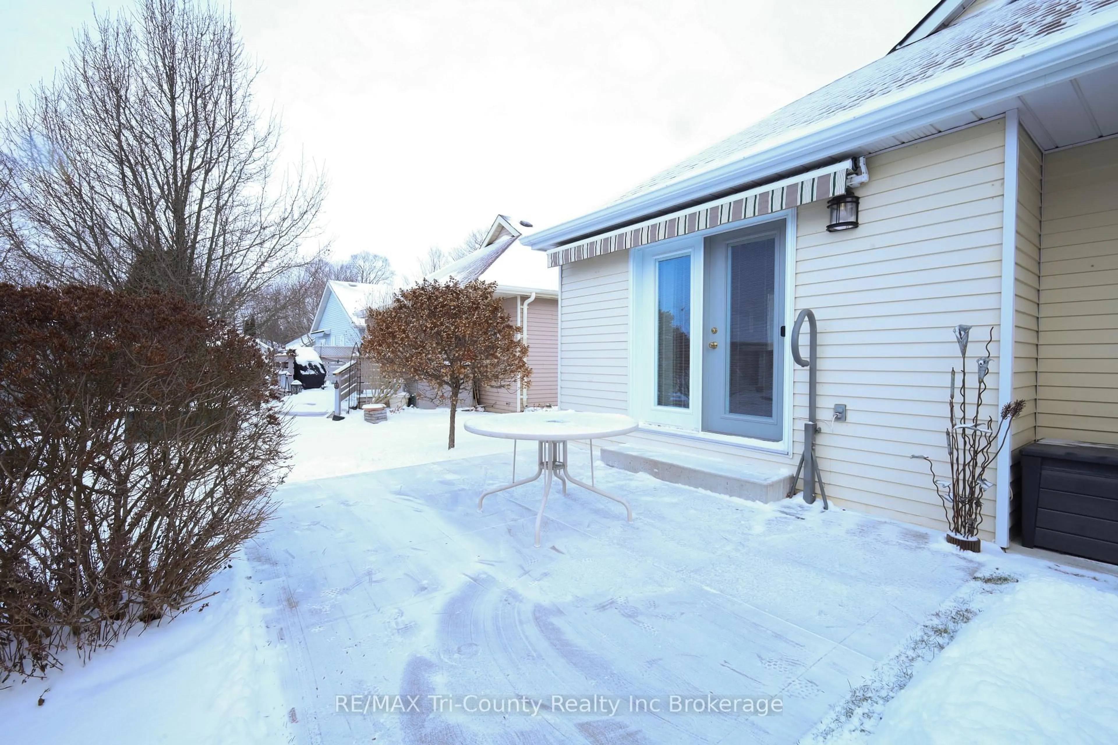 Patio, street for 33 Wilkins Cres, Tillsonburg Ontario N4G 5M6