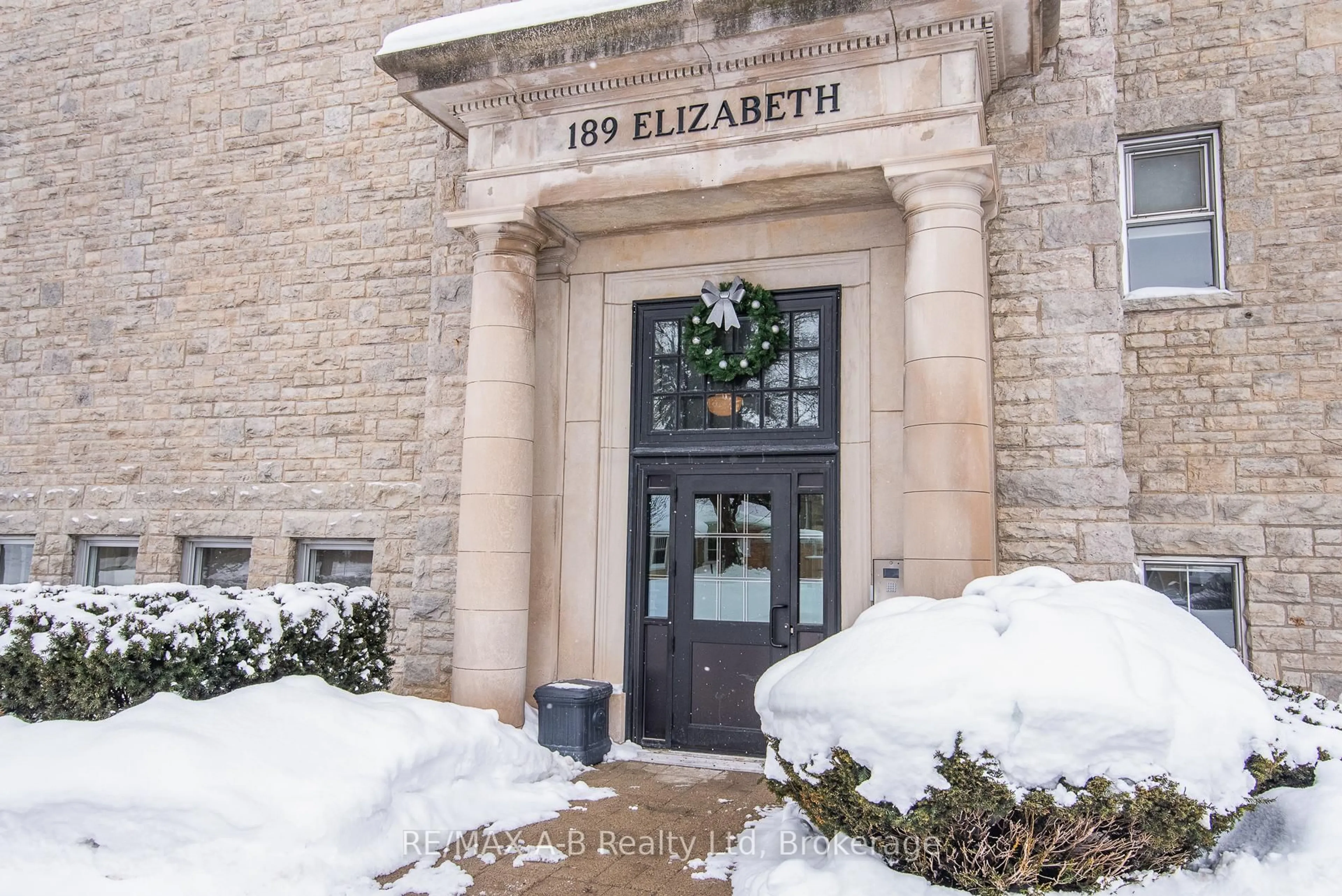 Indoor foyer for 189 Elizabeth St #1C, St. Marys Ontario N4X 0B5