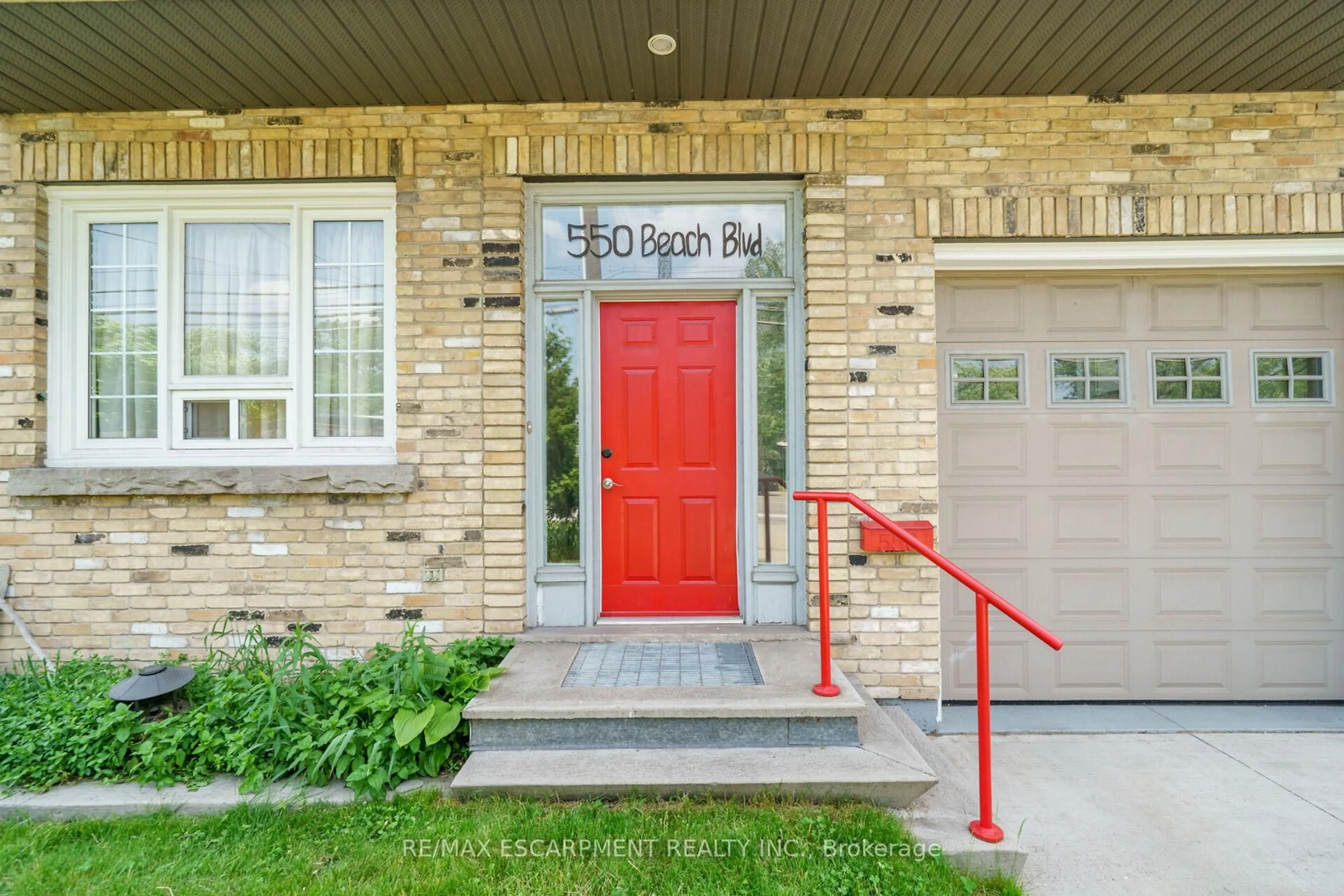 Indoor entryway for 550 Beach Blvd, Hamilton Ontario L8H 6X3