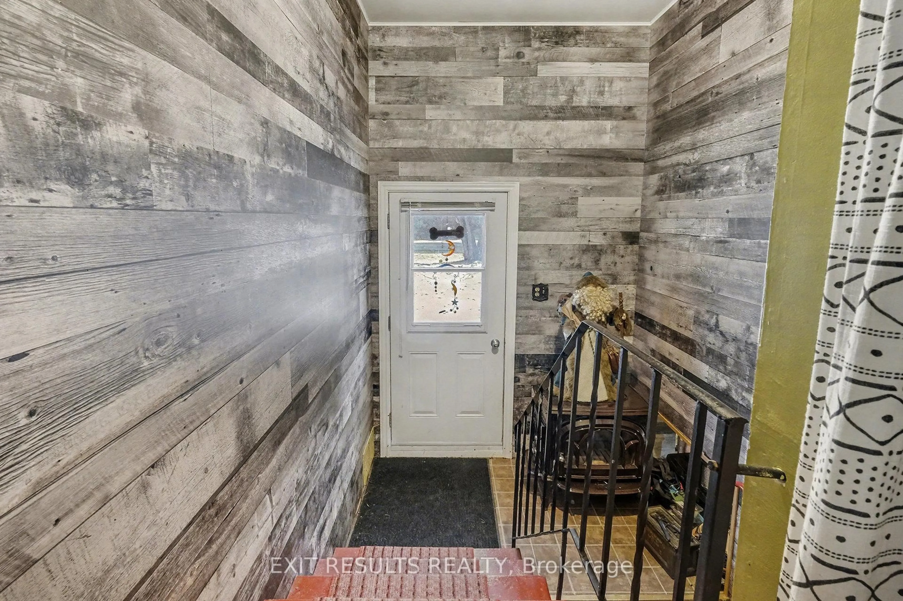 Indoor entryway for 21111 Concession 8 Rd, South Glengarry Ontario K0C 1L0