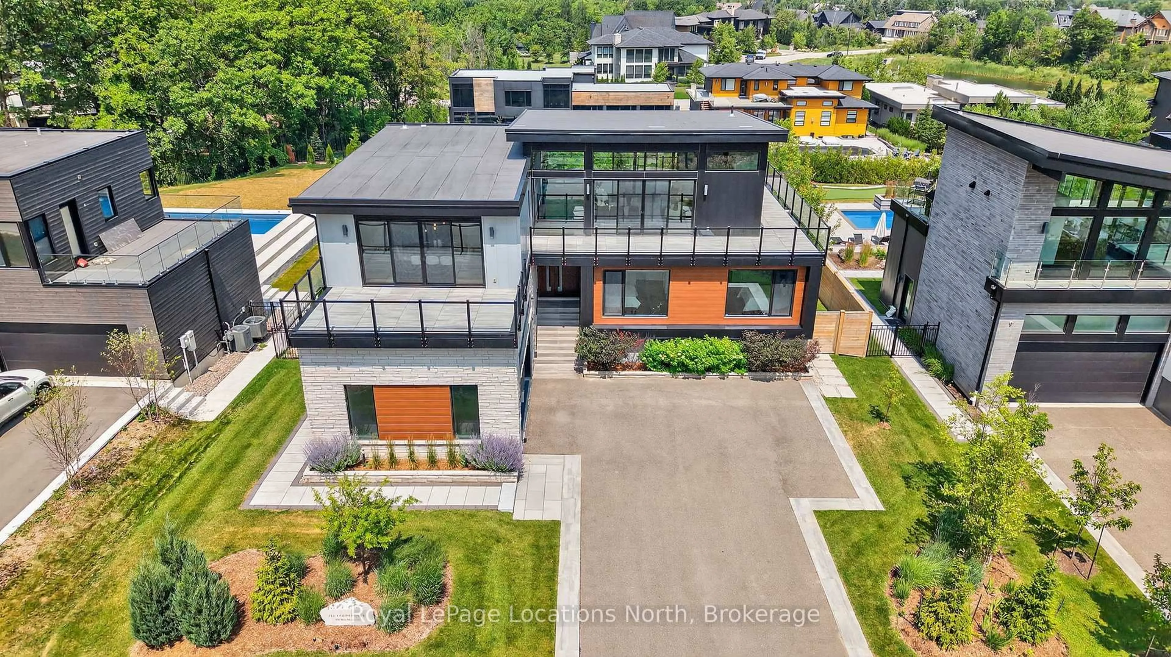 A pic from outside/outdoor area/front of a property/back of a property/a pic from drone, street for 116 Courchevel Cres, Blue Mountains Ontario L9Y 0V4