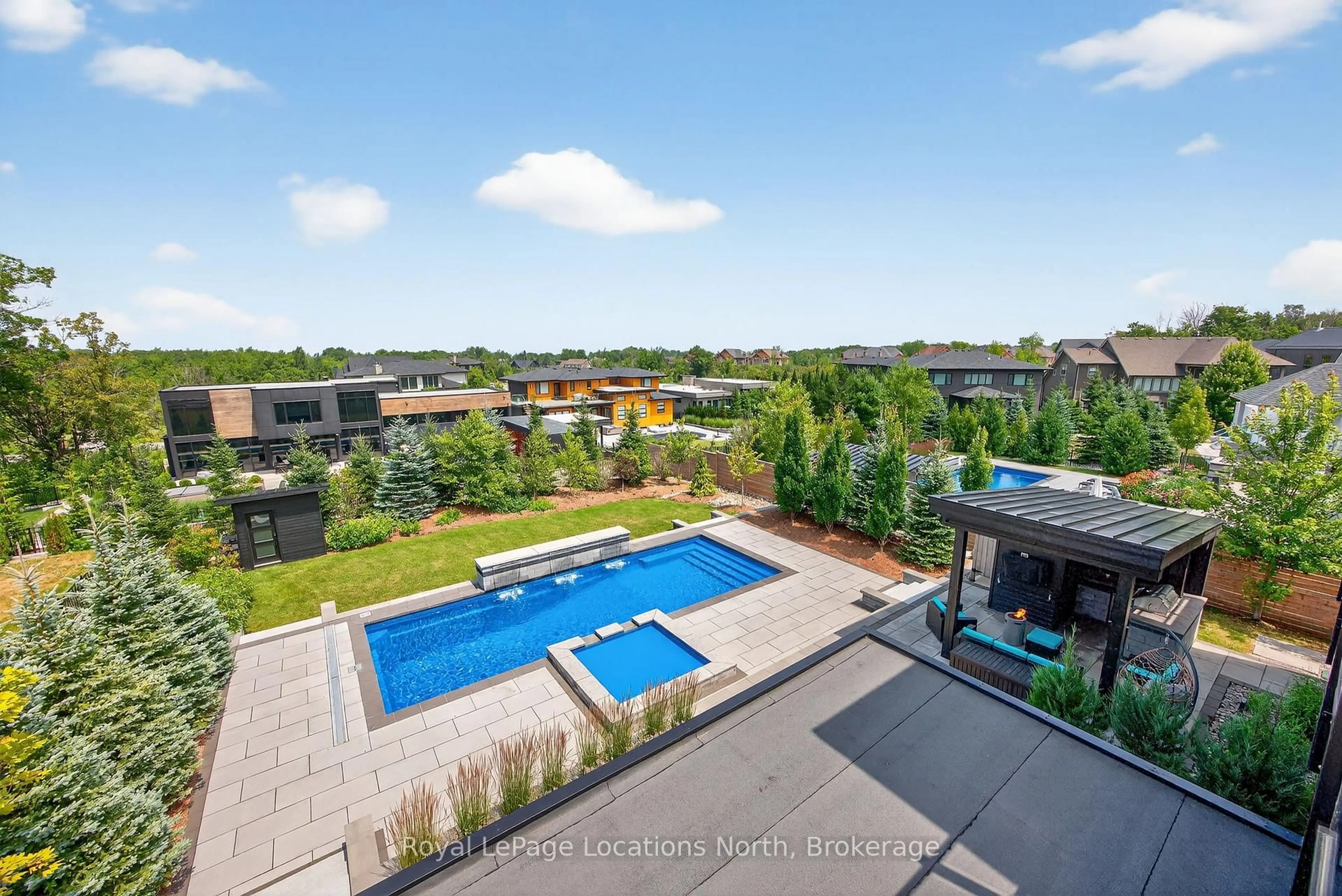 A pic from outside/outdoor area/front of a property/back of a property/a pic from drone, unknown for 116 Courchevel Cres, Blue Mountains Ontario L9Y 0V4