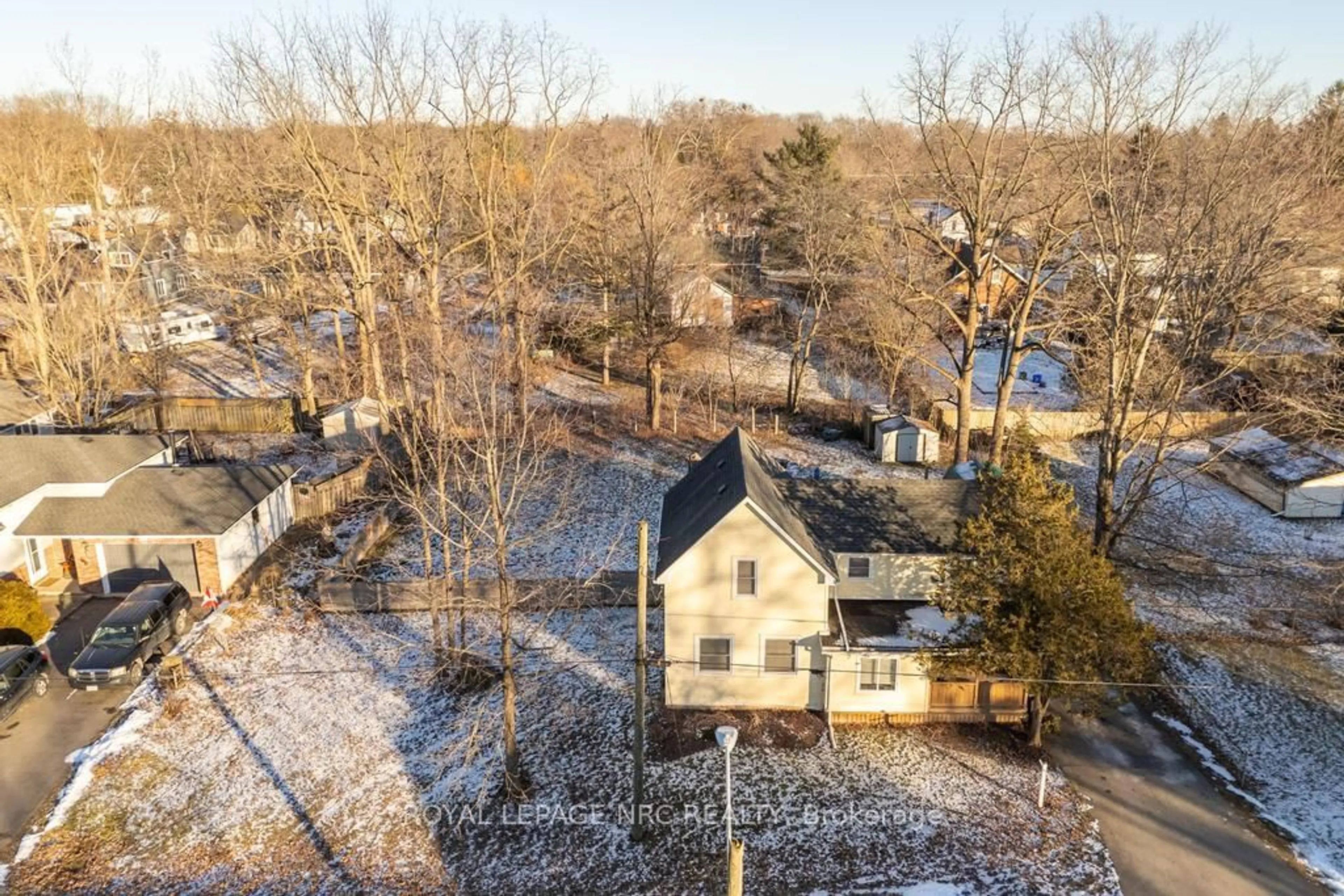 A pic from outside/outdoor area/front of a property/back of a property/a pic from drone, unknown for 474 North Mill St, Fort Erie Ontario L0S 1N0