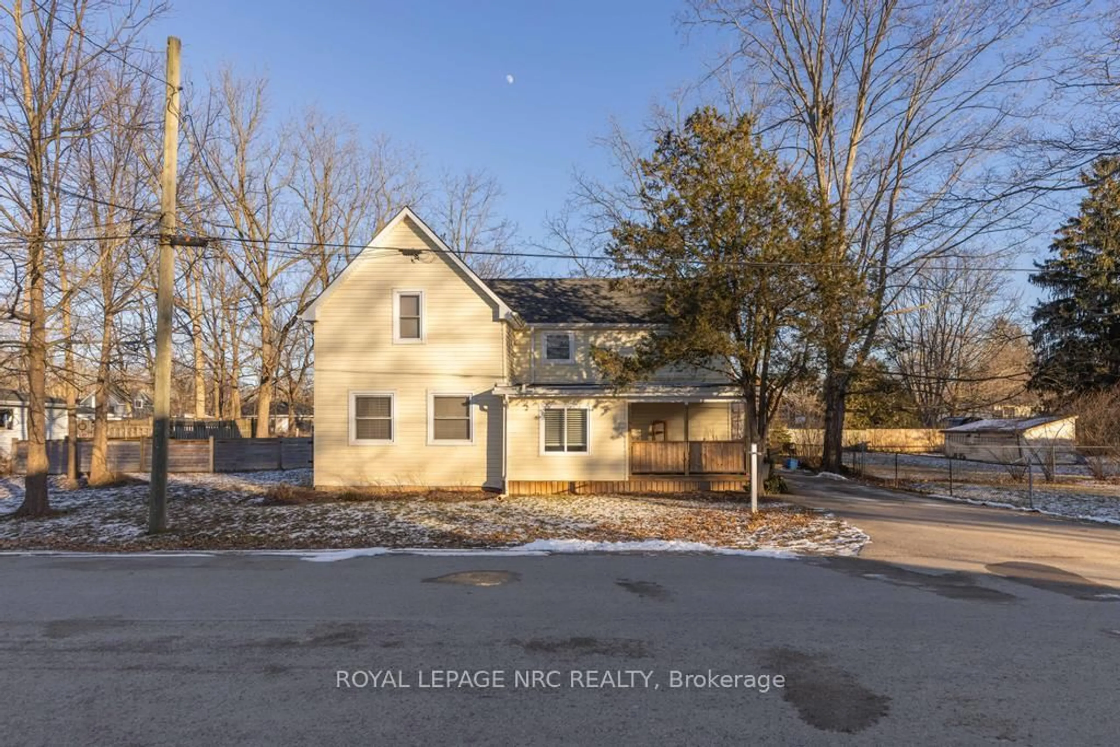 A pic from outside/outdoor area/front of a property/back of a property/a pic from drone, building for 474 North Mill St, Fort Erie Ontario L0S 1N0