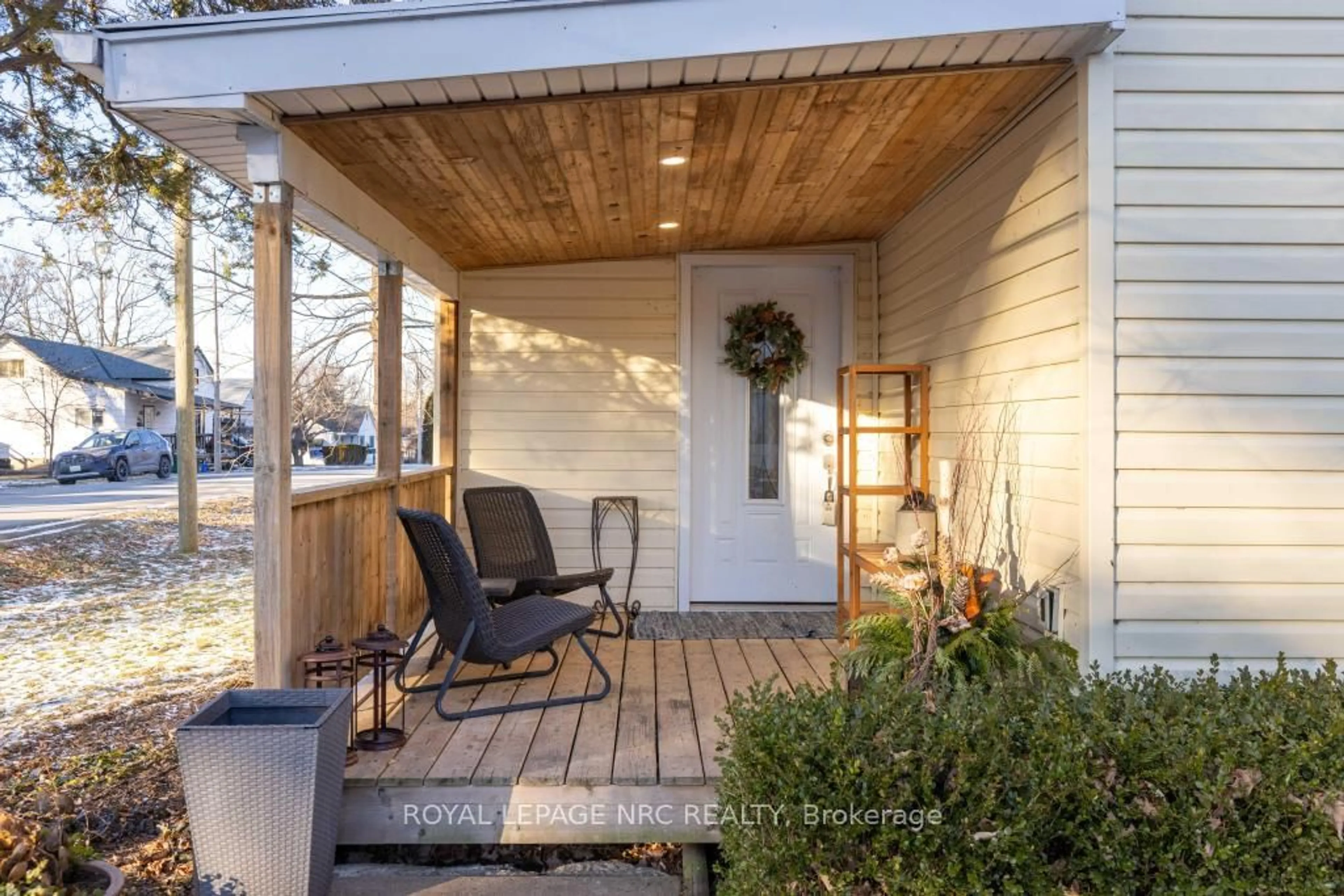 Indoor entryway for 474 North Mill St, Fort Erie Ontario L0S 1N0