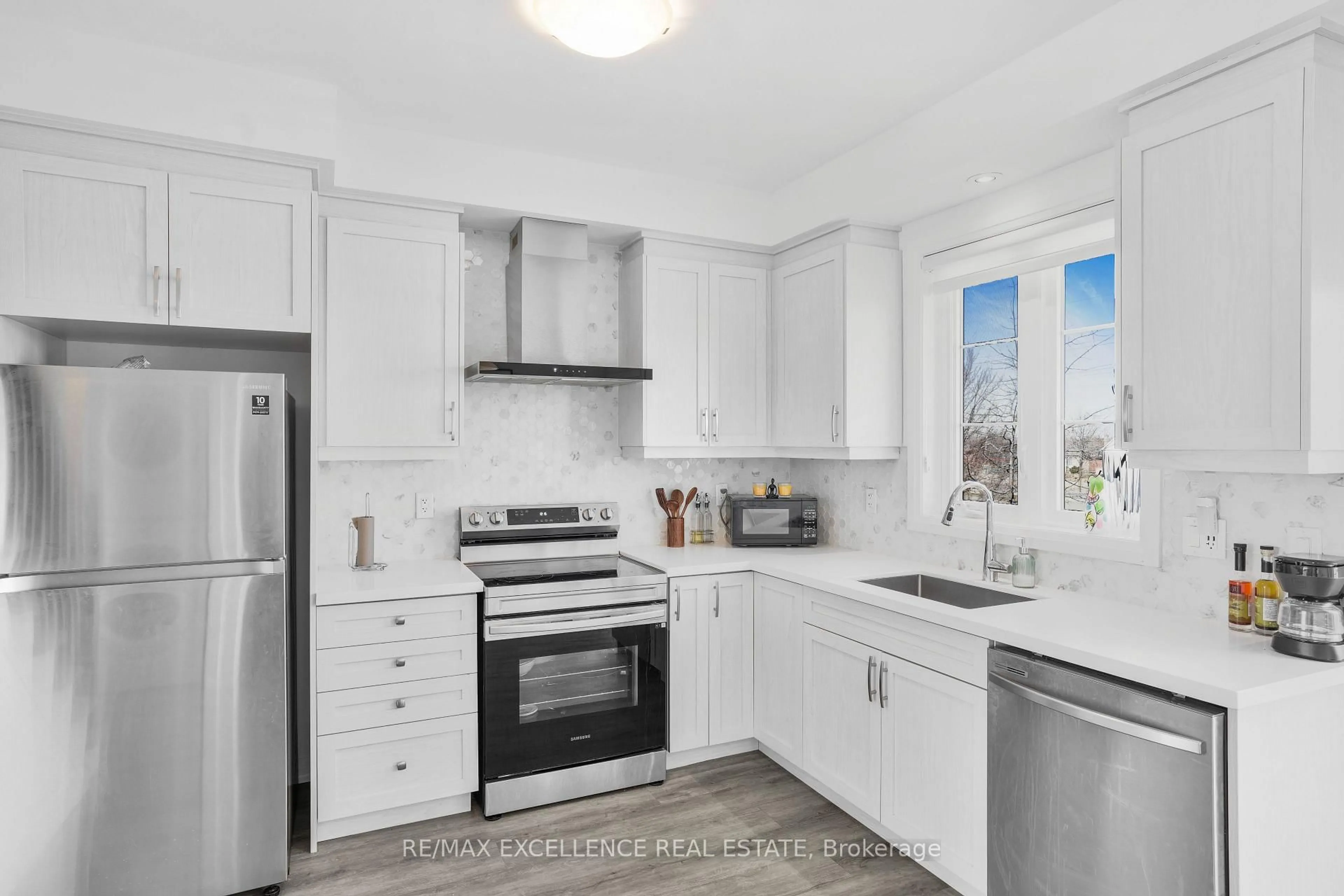 Open concept kitchen, ceramic/tile floor for 575 Woodward Ave Ave #8, Hamilton Ontario L8H 0B3