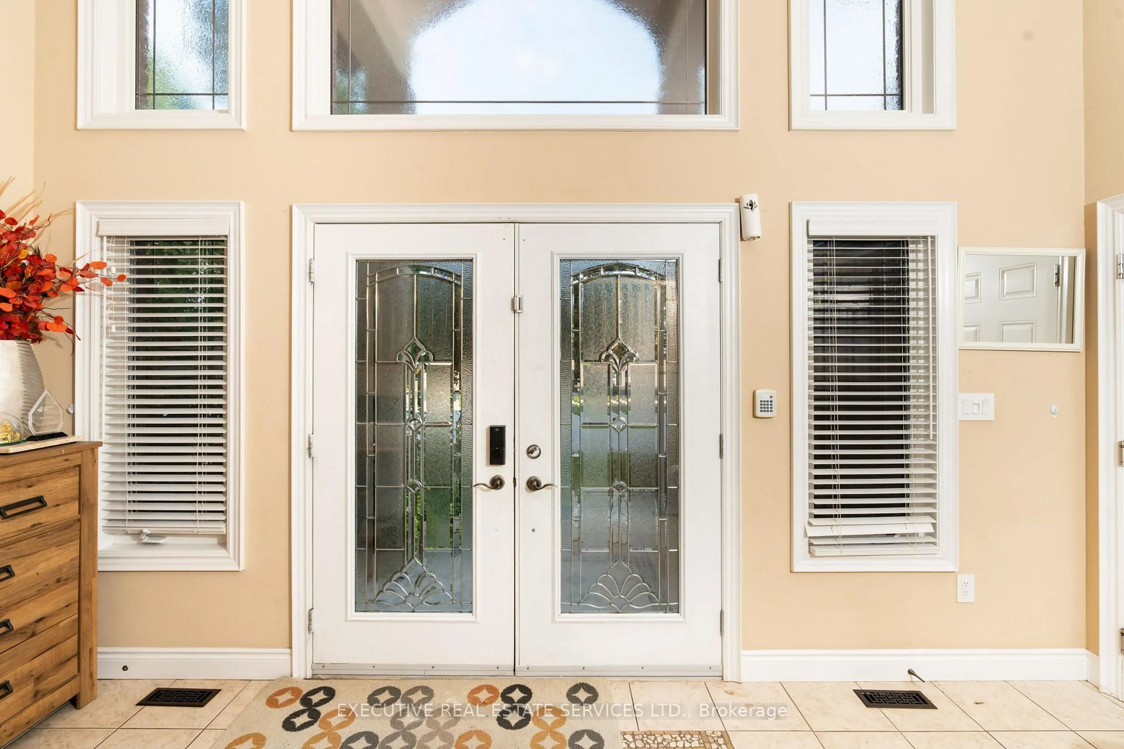 Indoor entryway for 131 Forestway Tr, Woodstock Ontario N4S 9A7