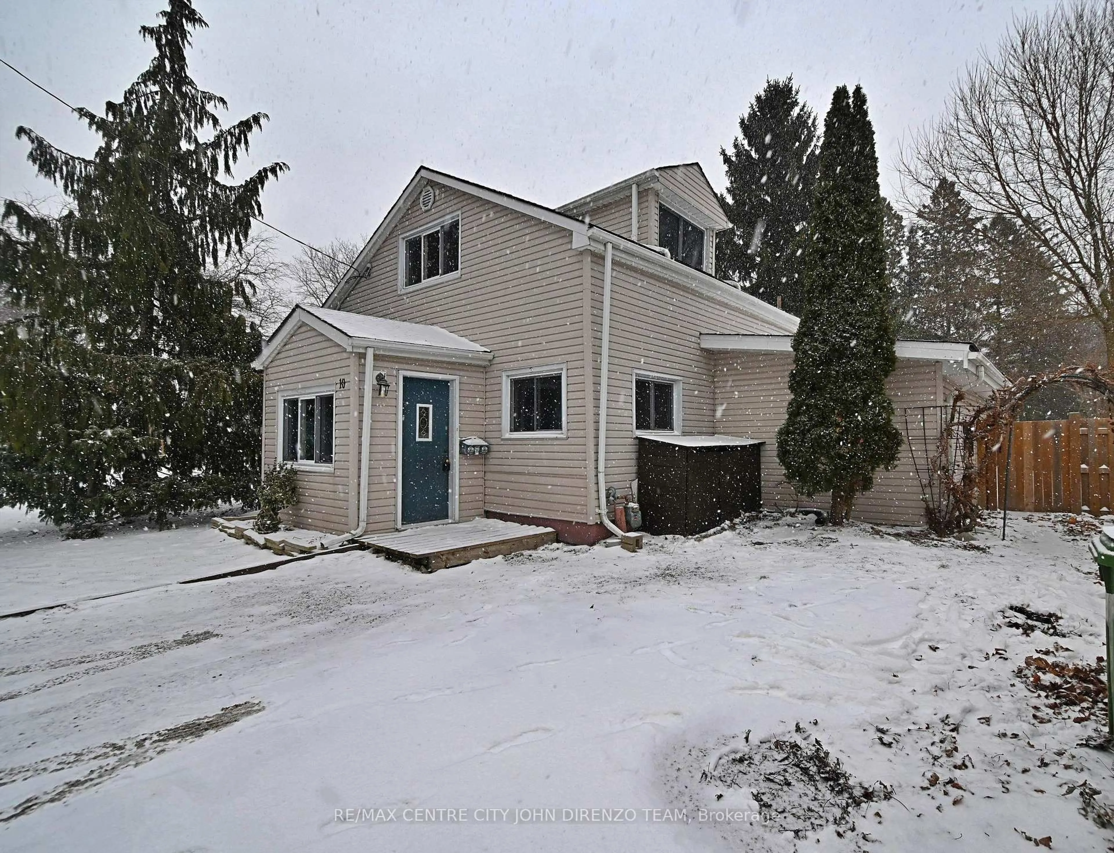 A pic from outside/outdoor area/front of a property/back of a property/a pic from drone, street for 10 Henry St, St. Thomas Ontario N5R 3L4