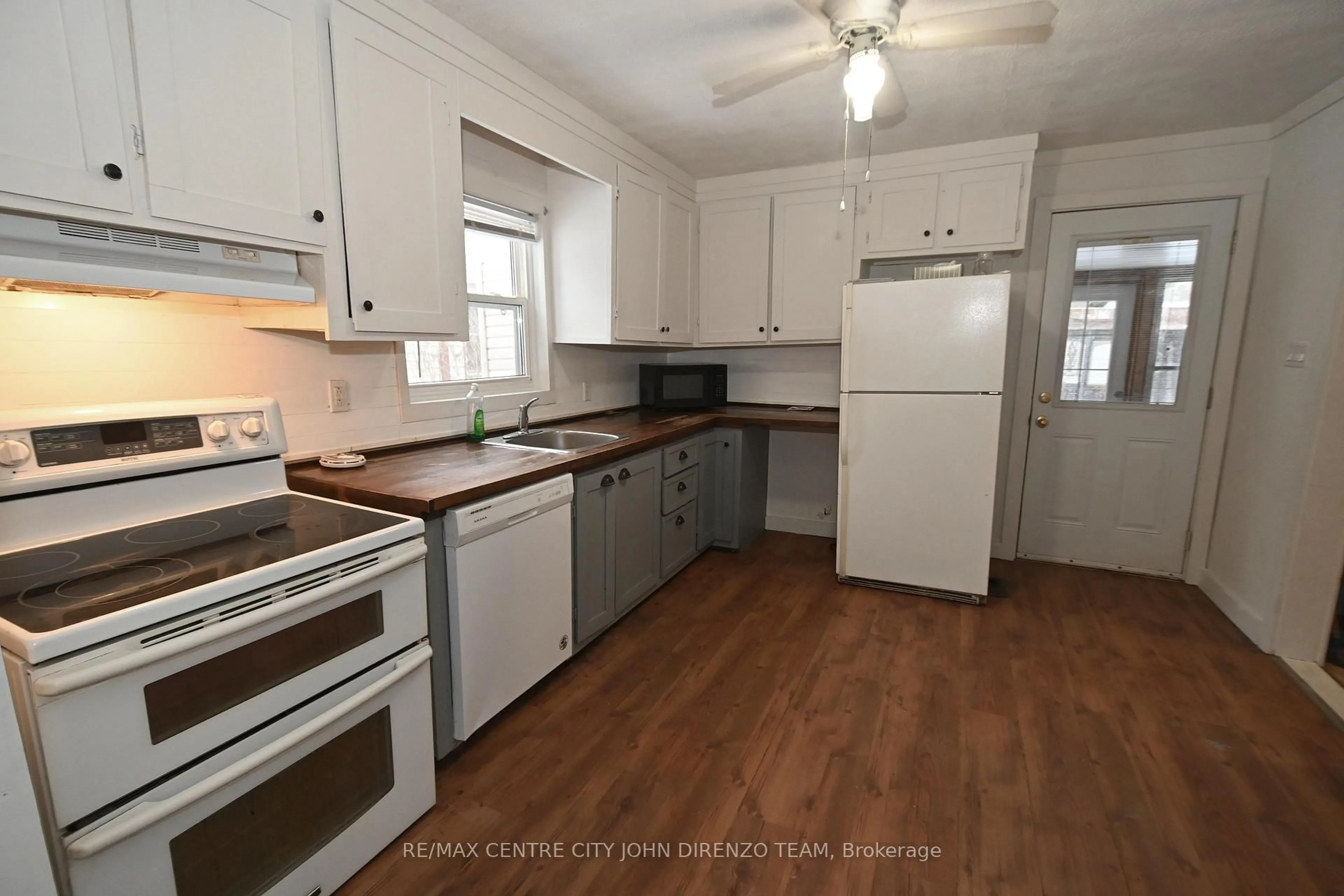 Standard kitchen, unknown for 10 Henry St, St. Thomas Ontario N5R 3L4