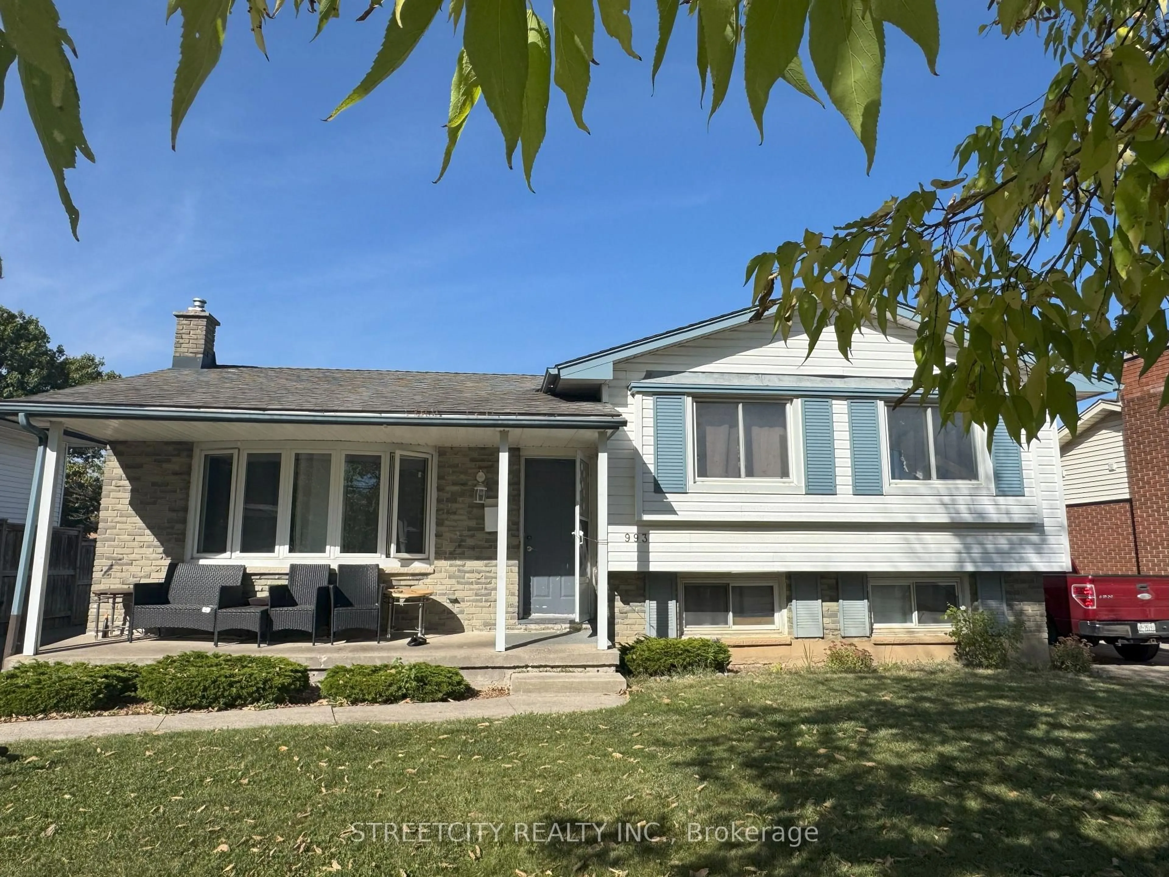 Home with vinyl exterior material, street for 993 Osgoode Dr, London South Ontario N6E 1C9